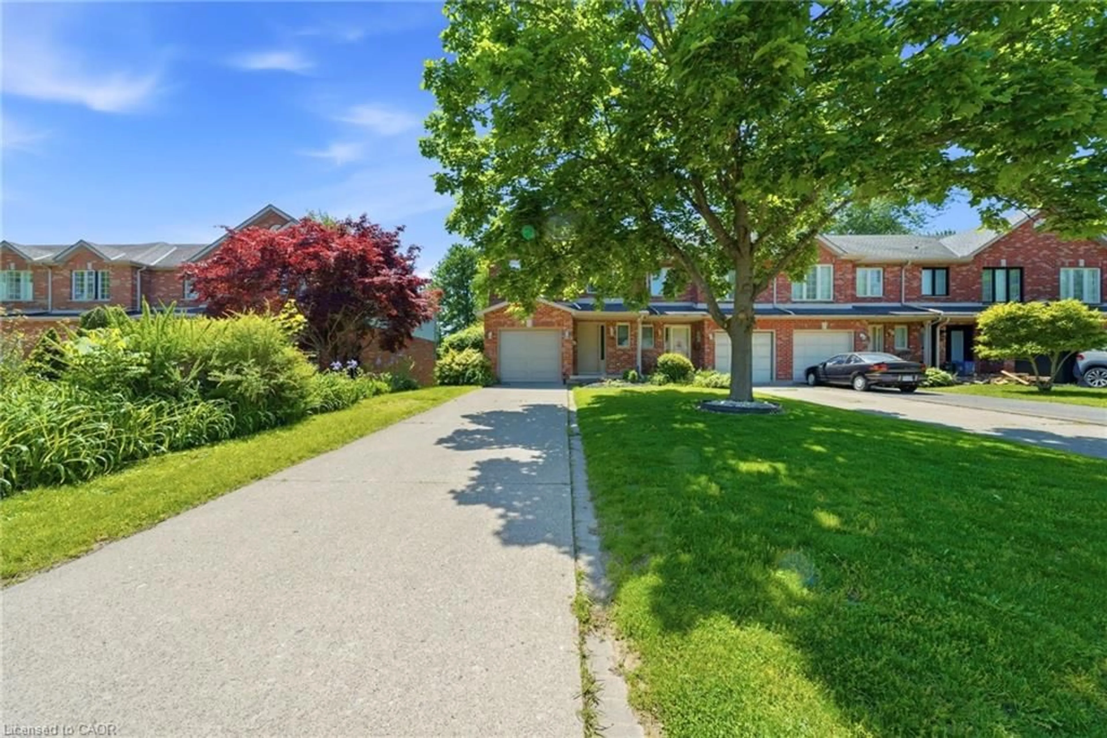 A pic from outside/outdoor area/front of a property/back of a property/a pic from drone, street for 180 Lawrence Lane, Fonthill Ontario L2S 1E4