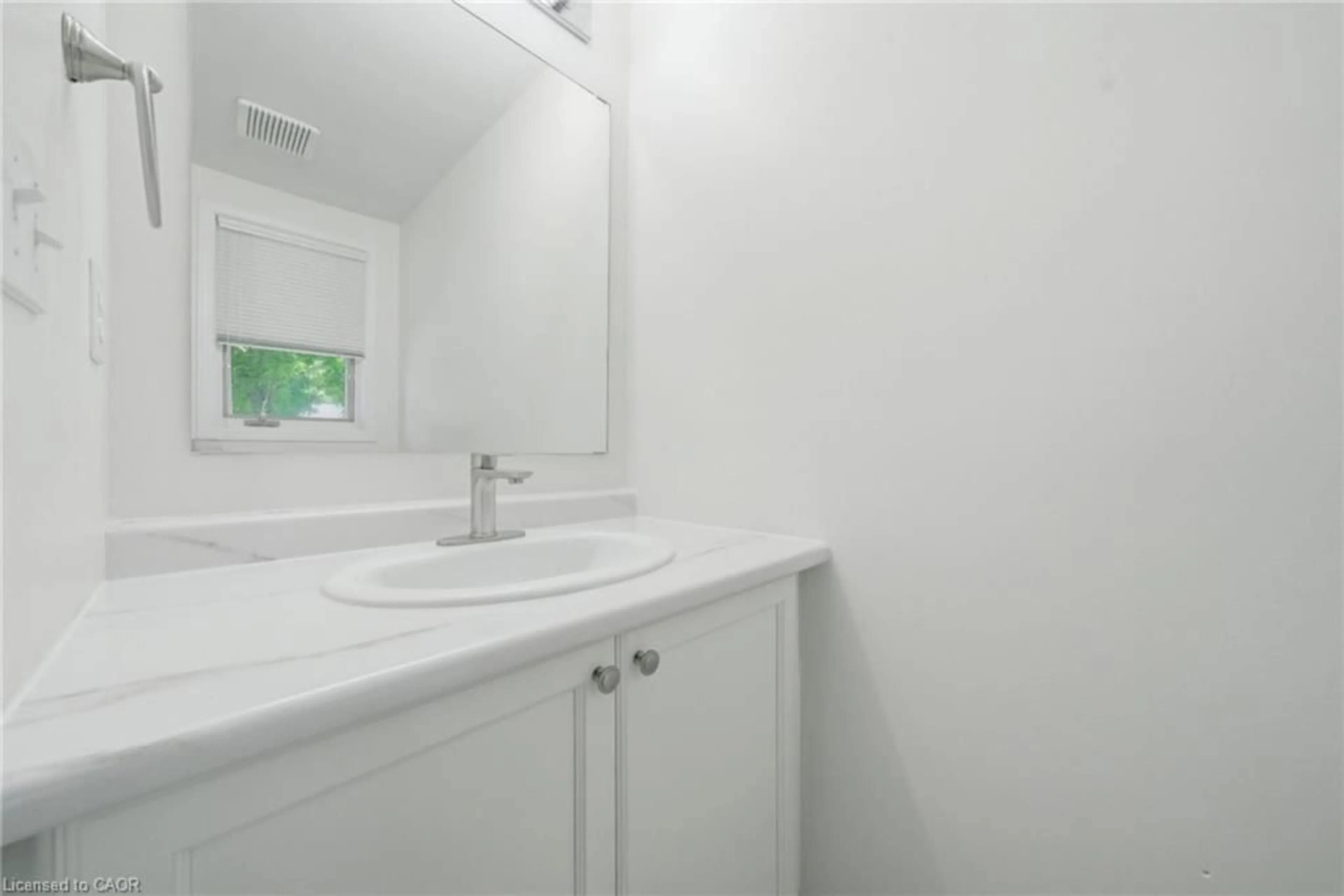 Standard bathroom, unknown for 180 Lawrence Lane, Fonthill Ontario L2S 1E4