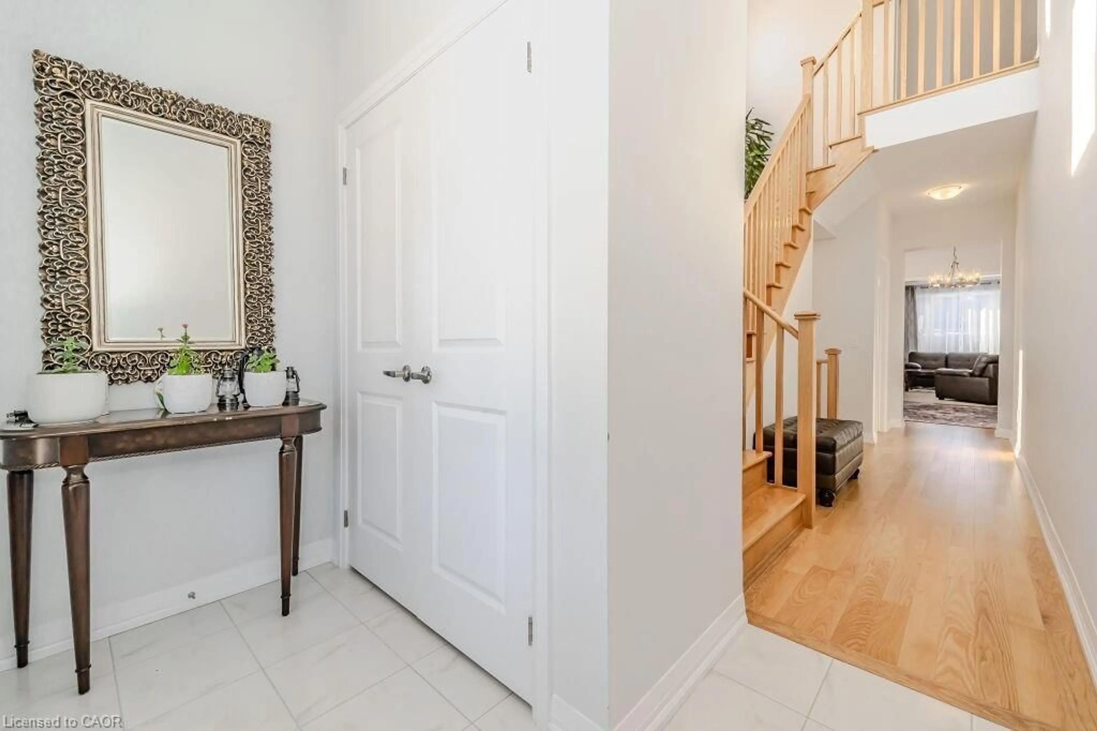 Indoor entryway for 53 Mackay Dr, Woodstock Ontario N4T 0N8