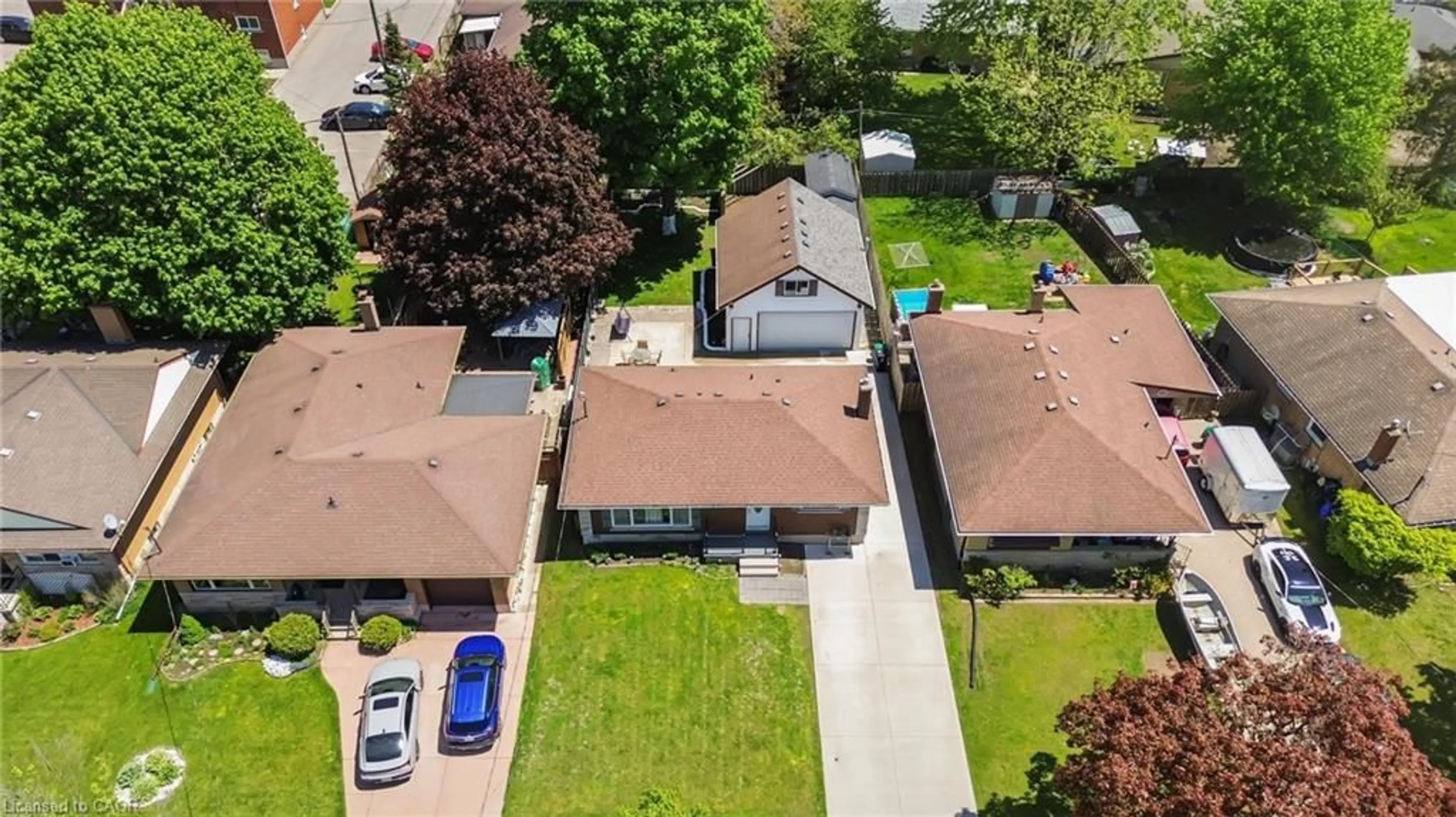 A pic from outside/outdoor area/front of a property/back of a property/a pic from drone, street for 158 Plymouth Rd, Kitchener Ontario N2G 3G5
