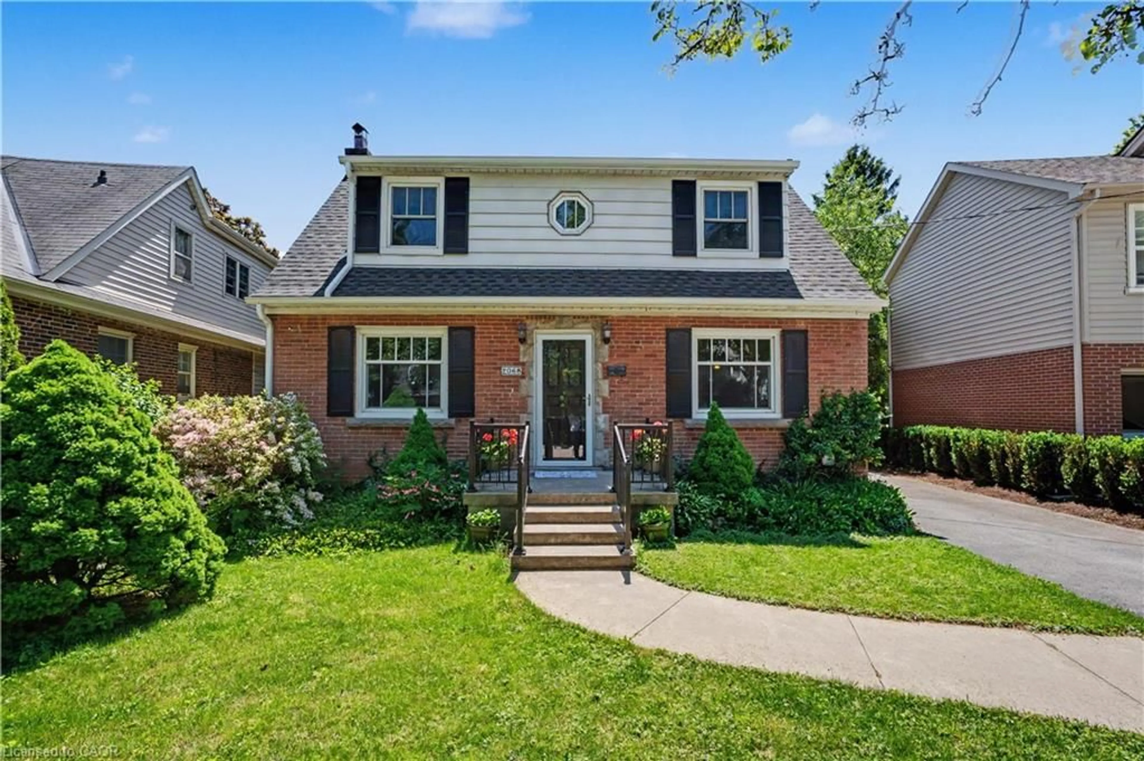 Home with brick exterior material, street for 2068 Wellington Ave, Burlington Ontario L7R 1P3