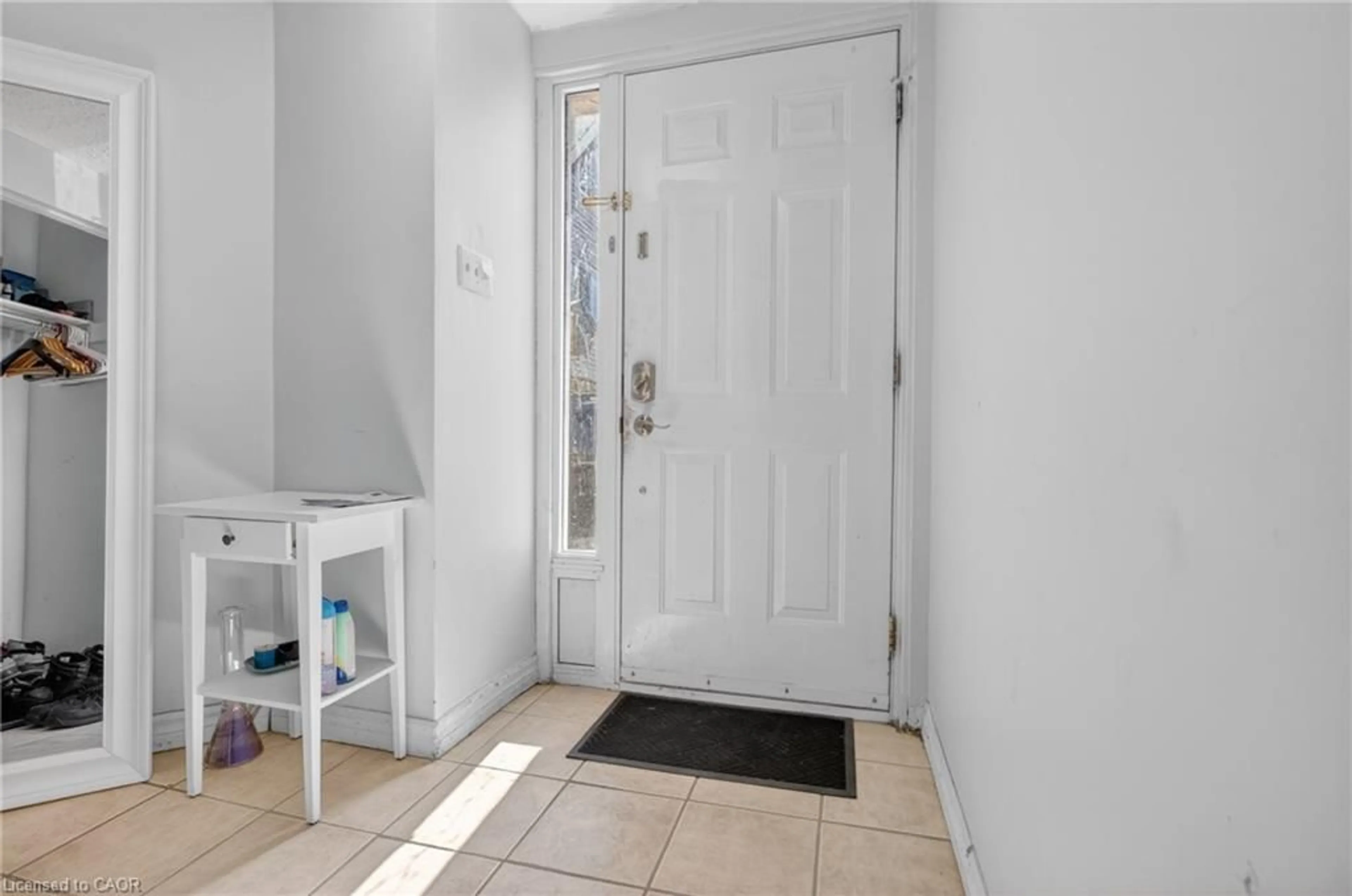 Indoor entryway for 60 Elmsdale Dr #37, Kitchener Ontario N2E 2G4