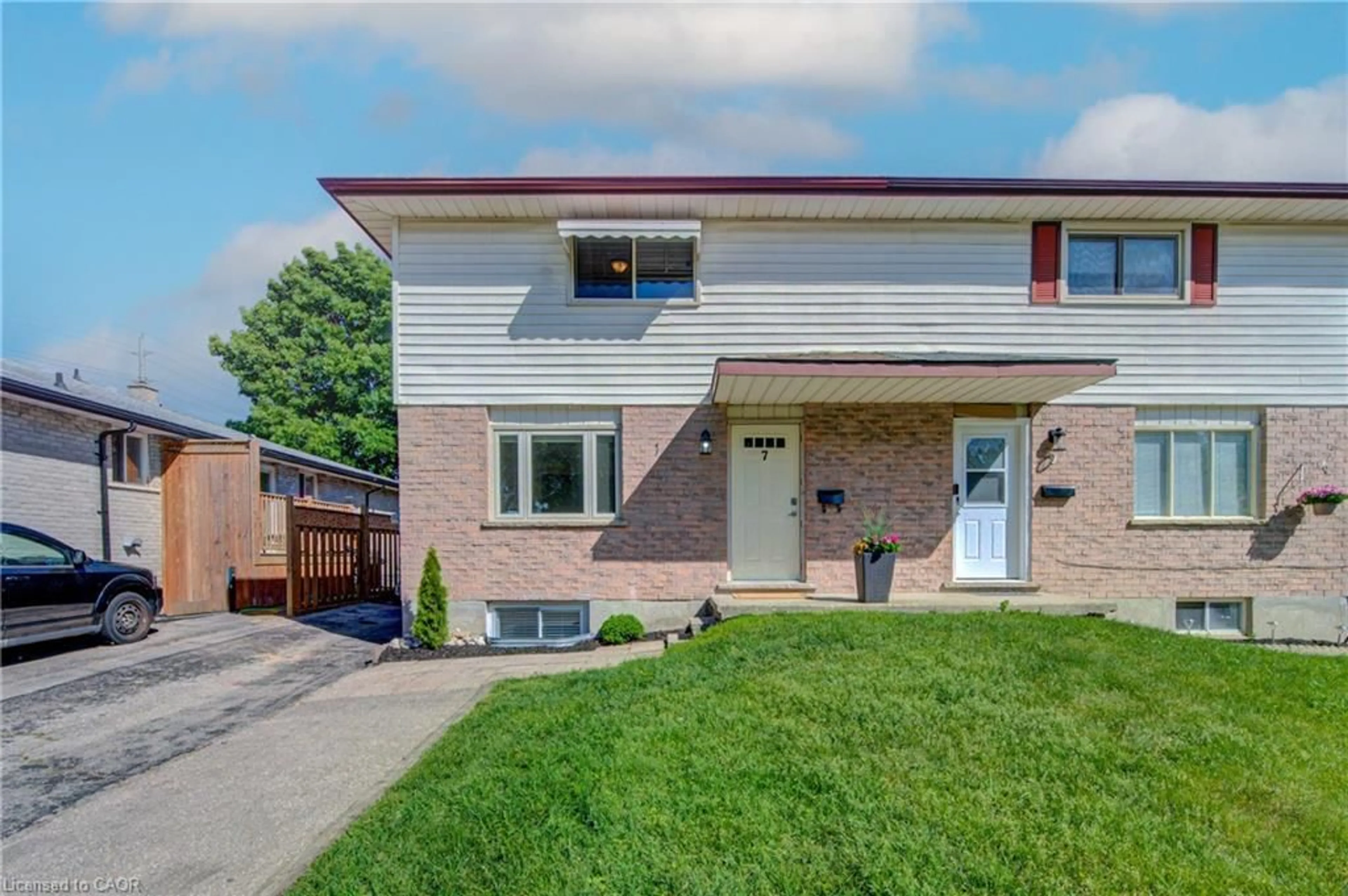 Home with brick exterior material, street for 7 Harvest Crt, Kitchener Ontario N2P 1T3
