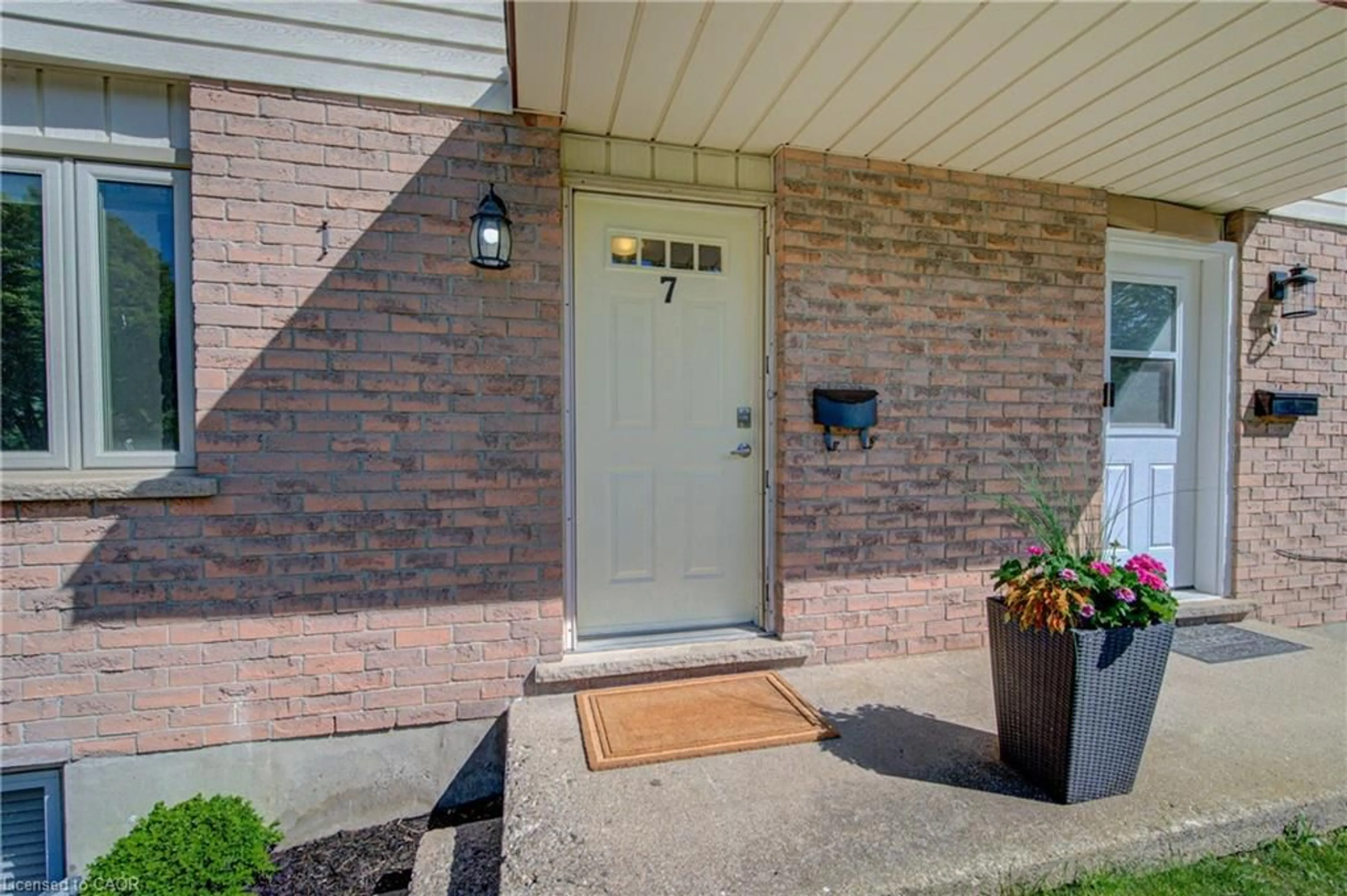 Indoor entryway for 7 Harvest Crt, Kitchener Ontario N2P 1T3