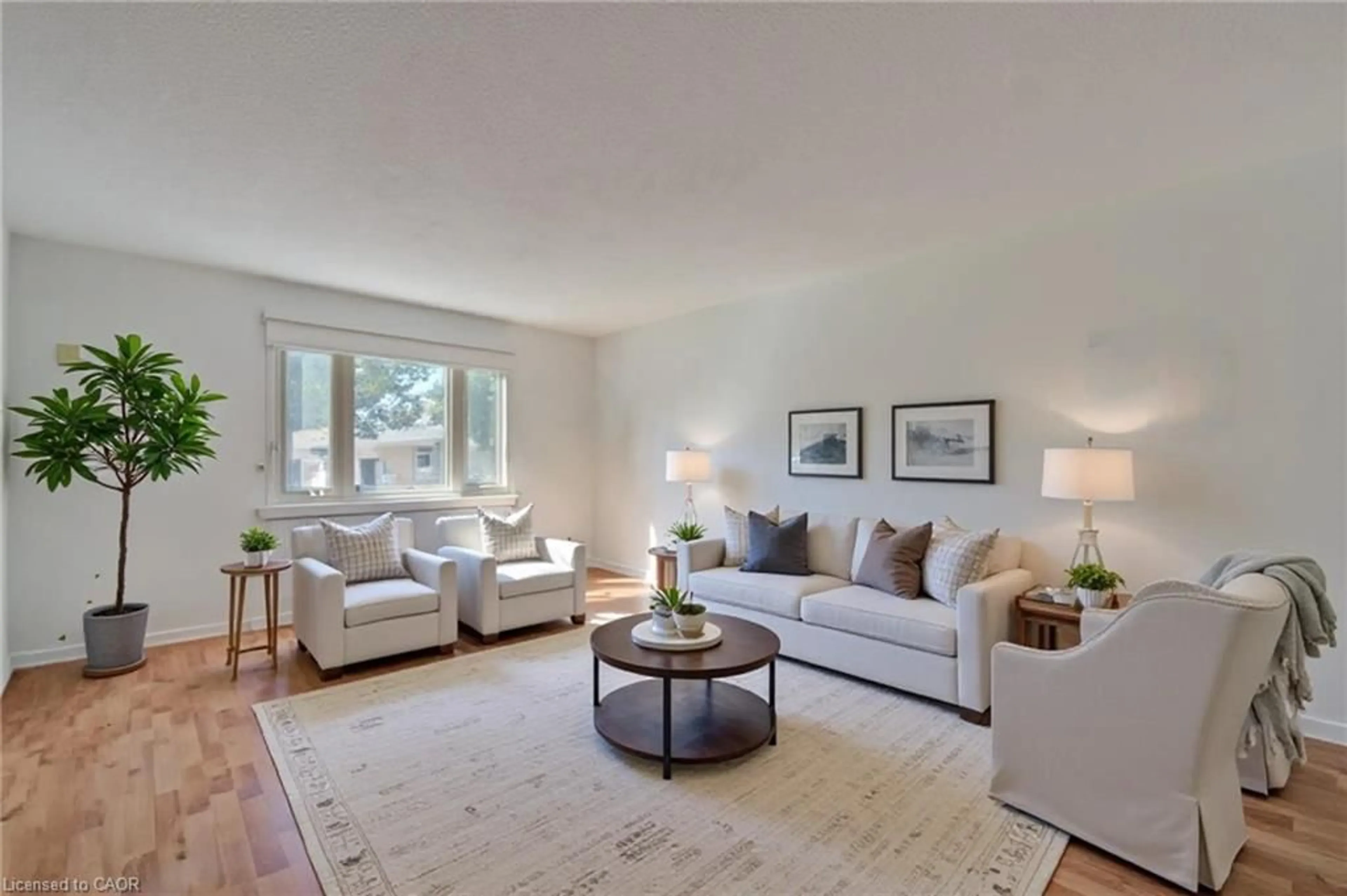 Living room with furniture, unknown for 7 Harvest Crt, Kitchener Ontario N2P 1T3