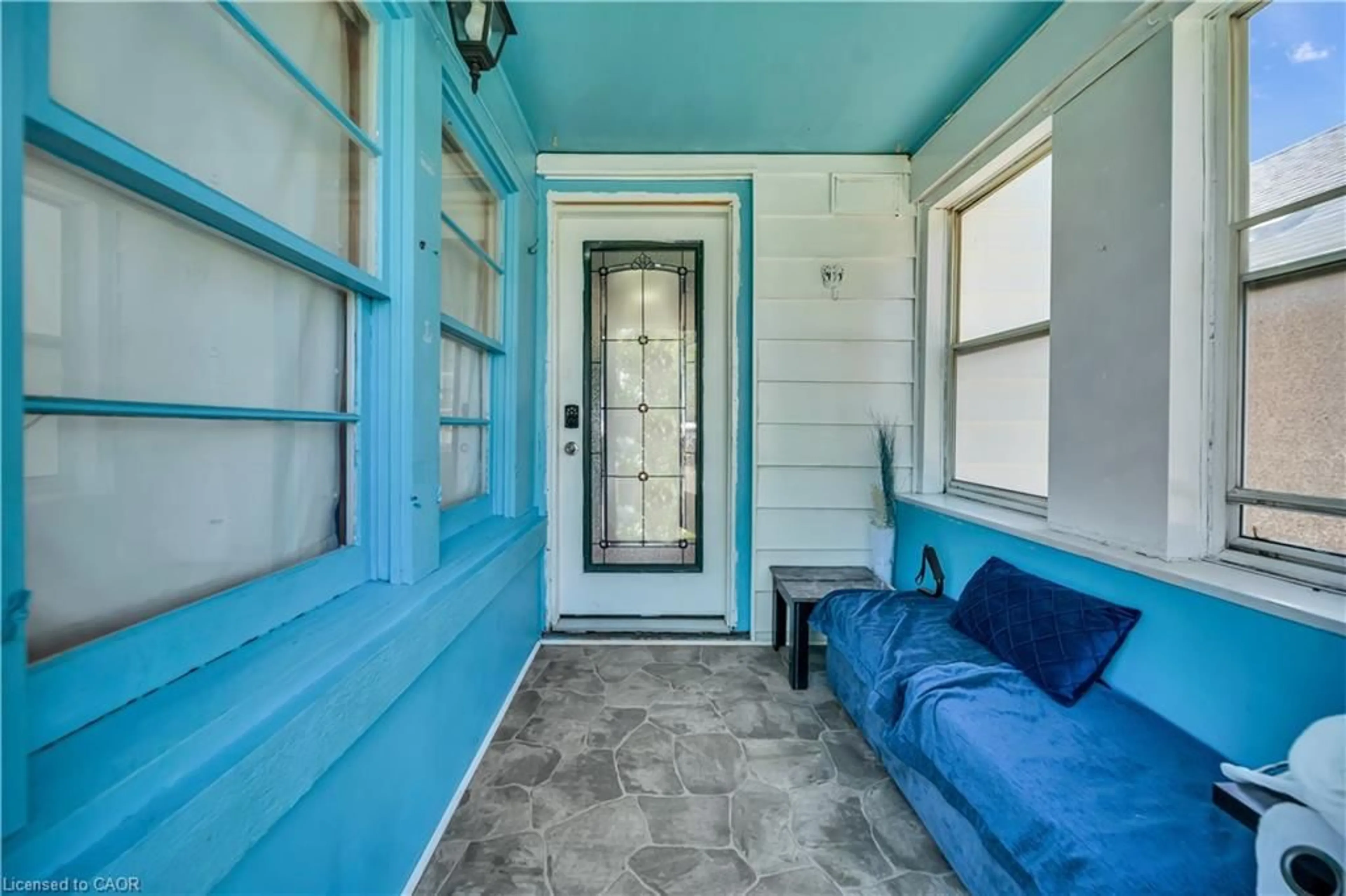 Indoor entryway for 457 Davis St, Port Colborne Ontario L3K 1Z7