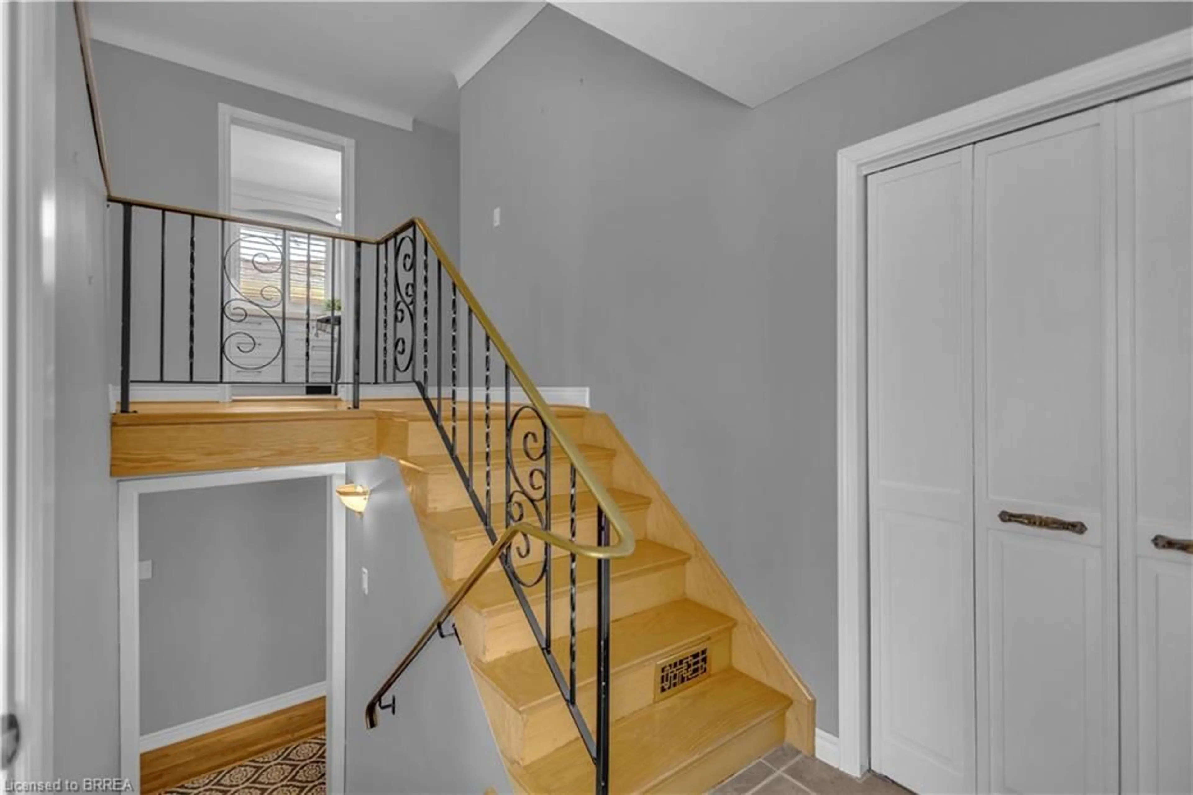 Stairs for 46 Brisbane Blvd, Brantford Ontario N3S 4L3