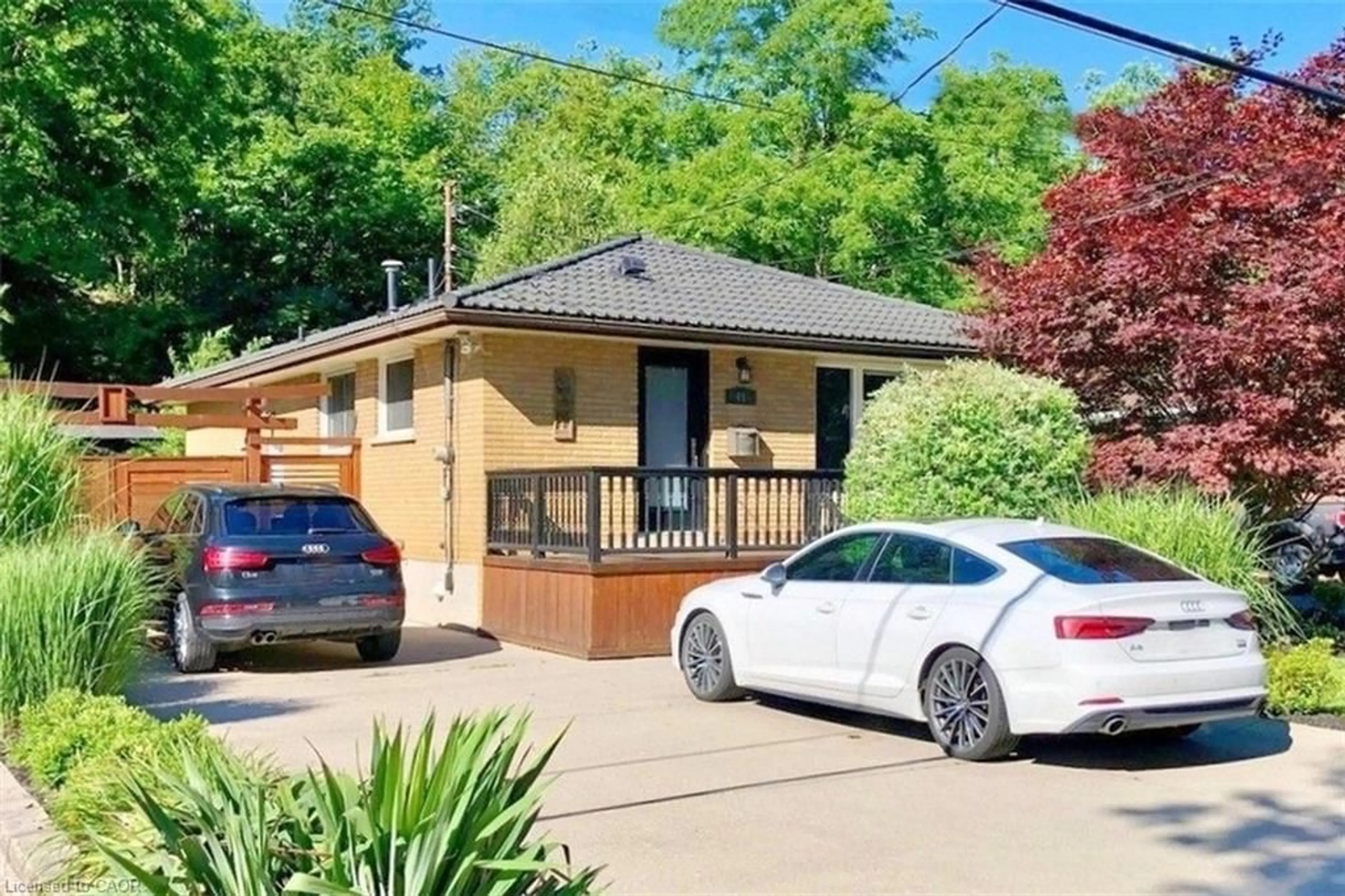 A pic from outside/outdoor area/front of a property/back of a property/a pic from drone, street for 41 Ann St, Dundas Ontario L9H 2N4