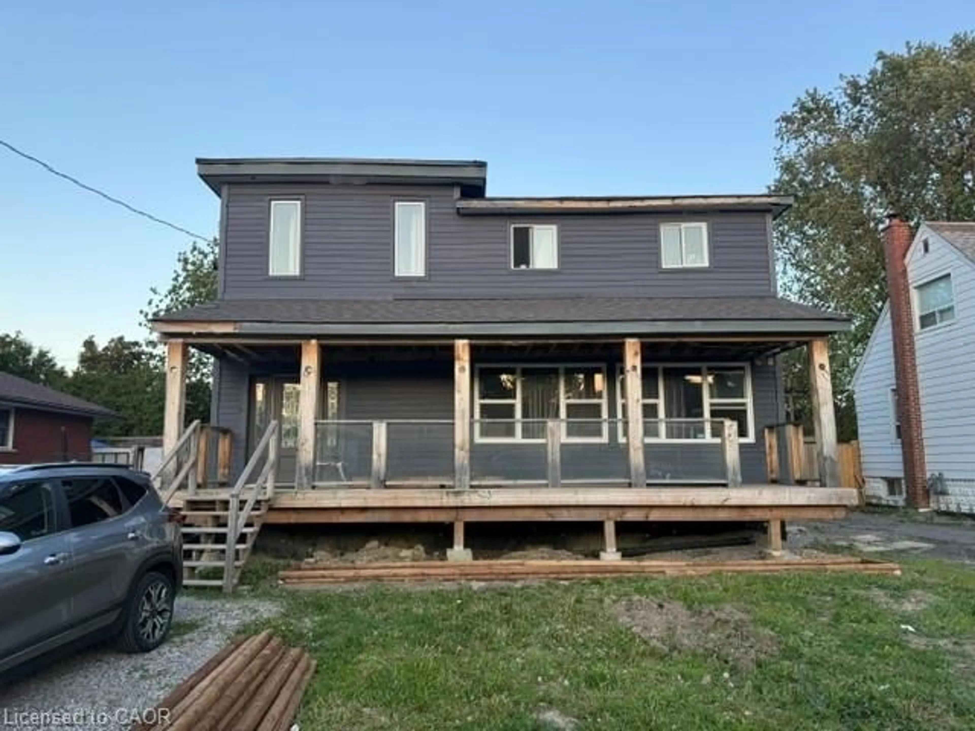 Home with vinyl exterior material, building for 93 Howard Ave, Hamilton Ontario L9A 2W4