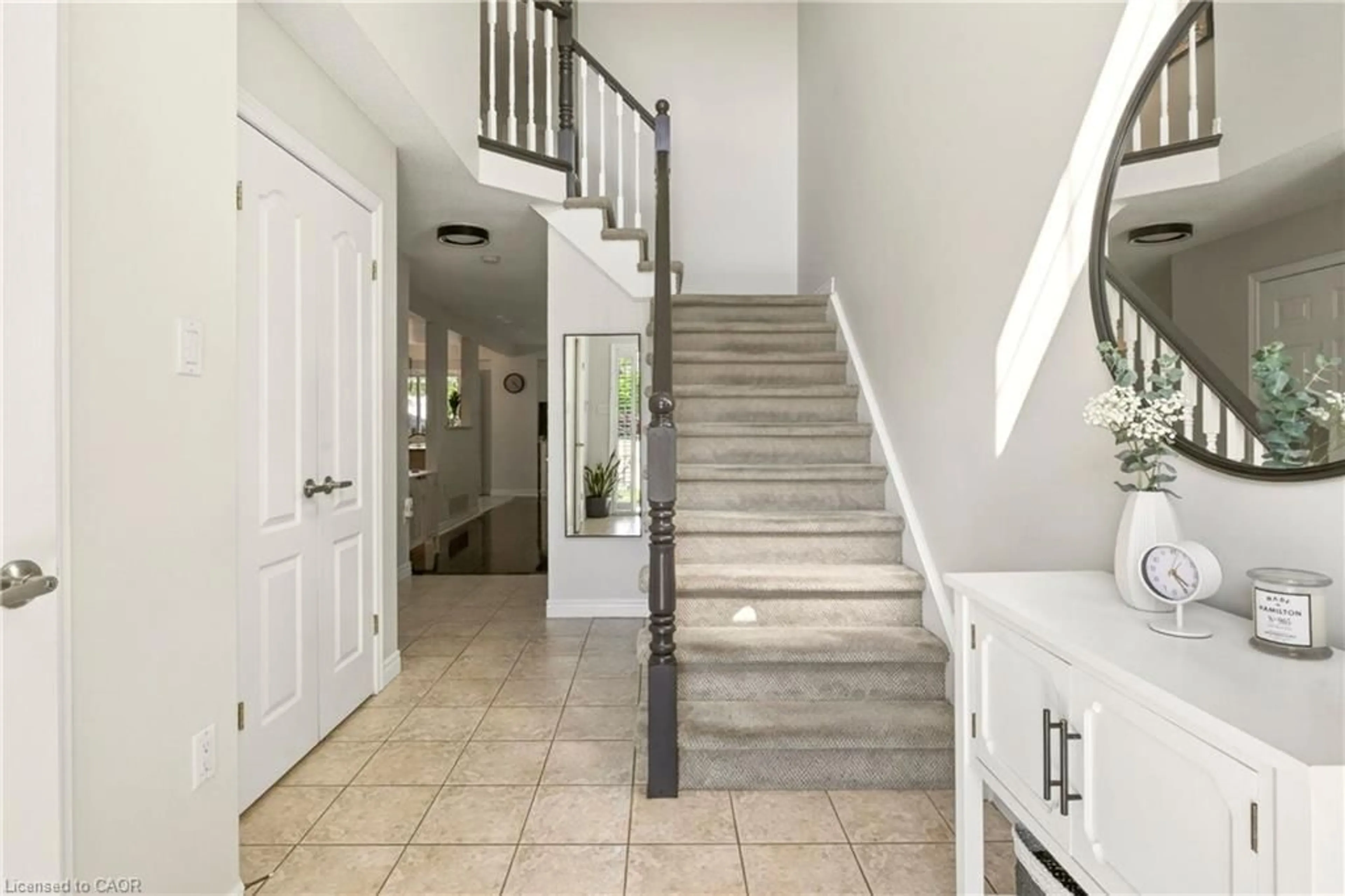 Indoor entryway for 311 Highway 8 #20, Stoney Creek Ontario L8G 5G5
