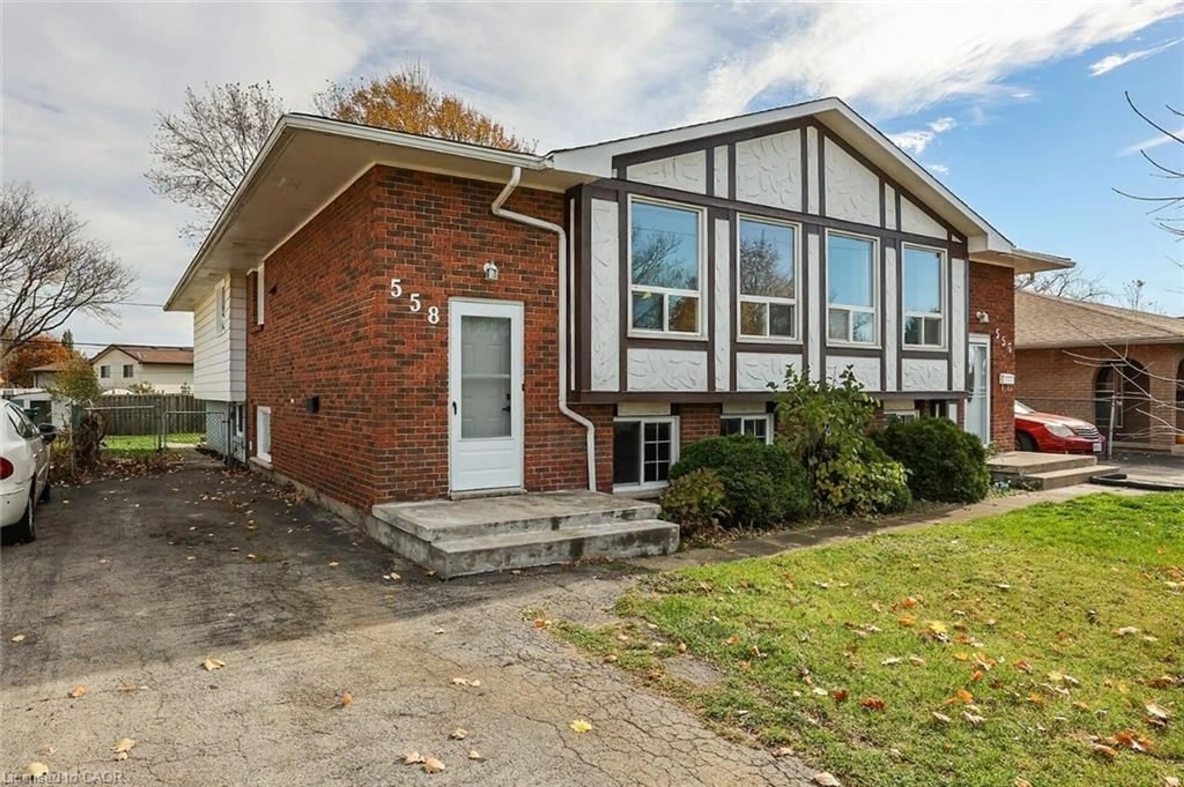 Home with brick exterior material, street for 558 First Ave, Welland Ontario L3C 1Z3