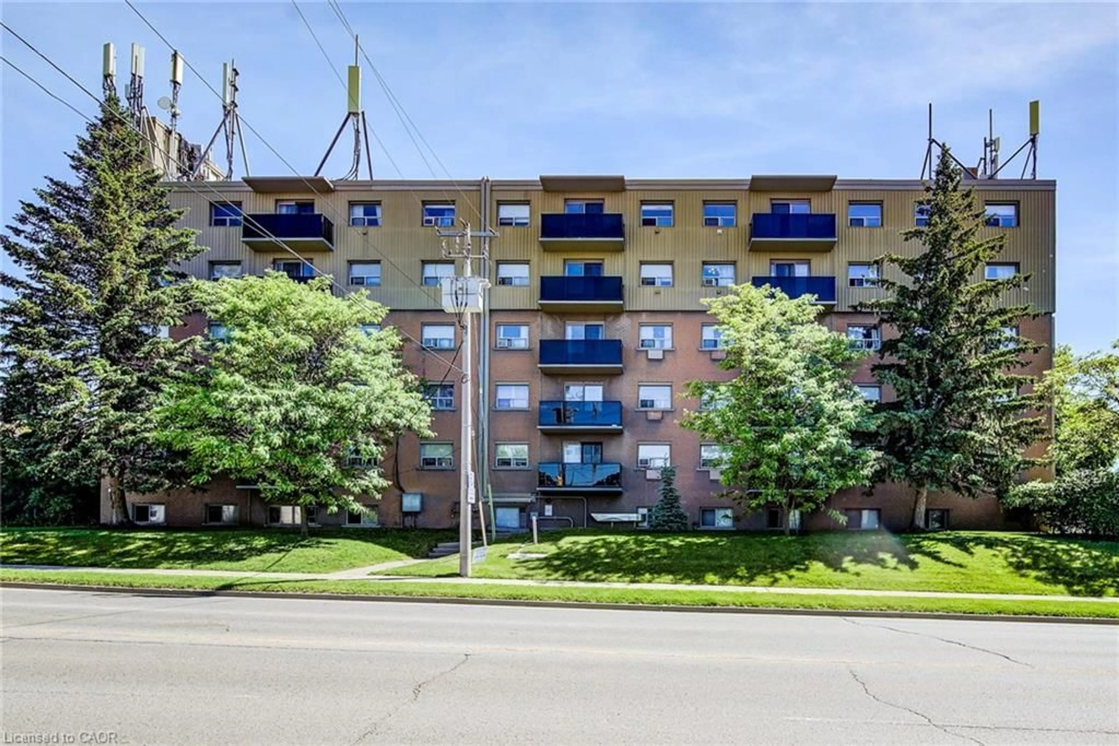 Patio, street for 283 Fairway Rd #302, Kitchener Ontario N2A 2P1