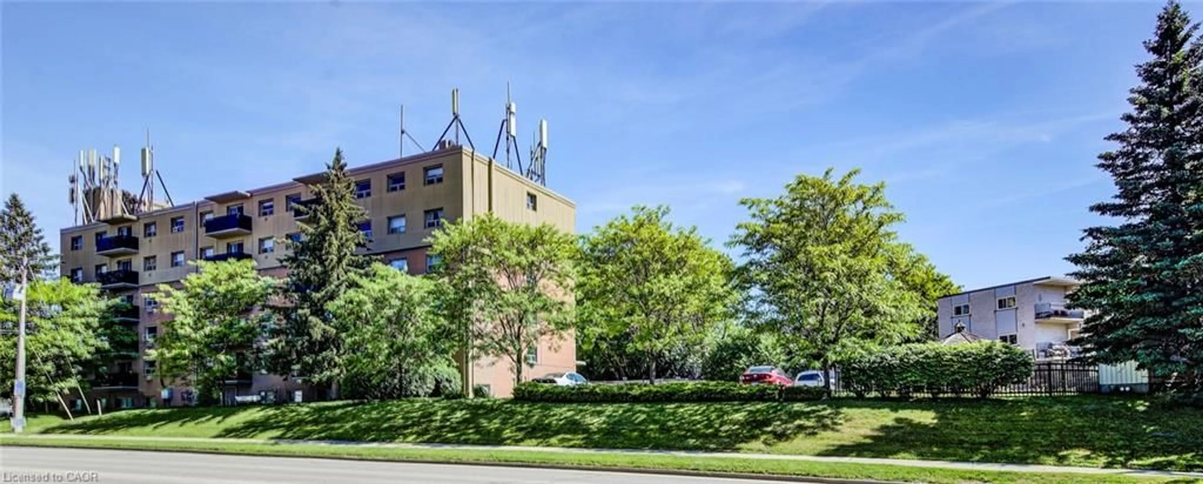 Patio, building for 283 Fairway Rd #302, Kitchener Ontario N2A 2P1