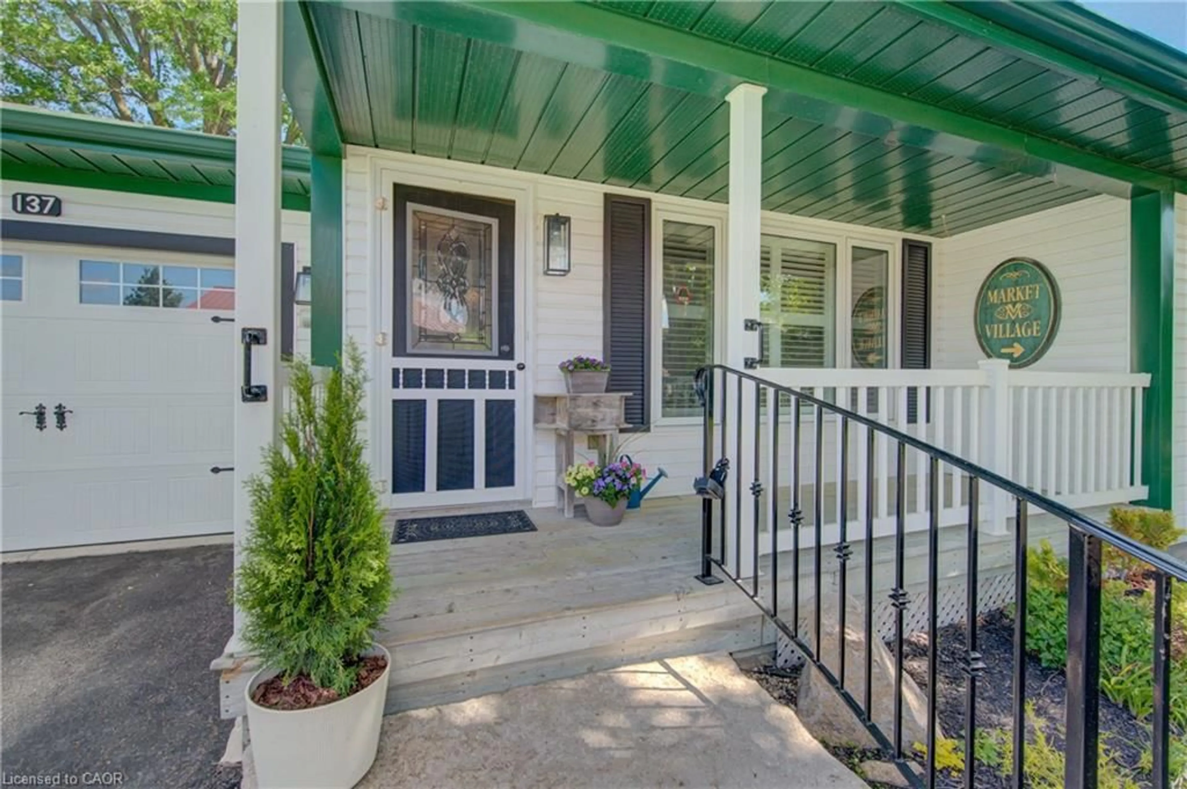 Indoor entryway for 137 Wesley Cres, Waterloo Ontario N2J 4G8