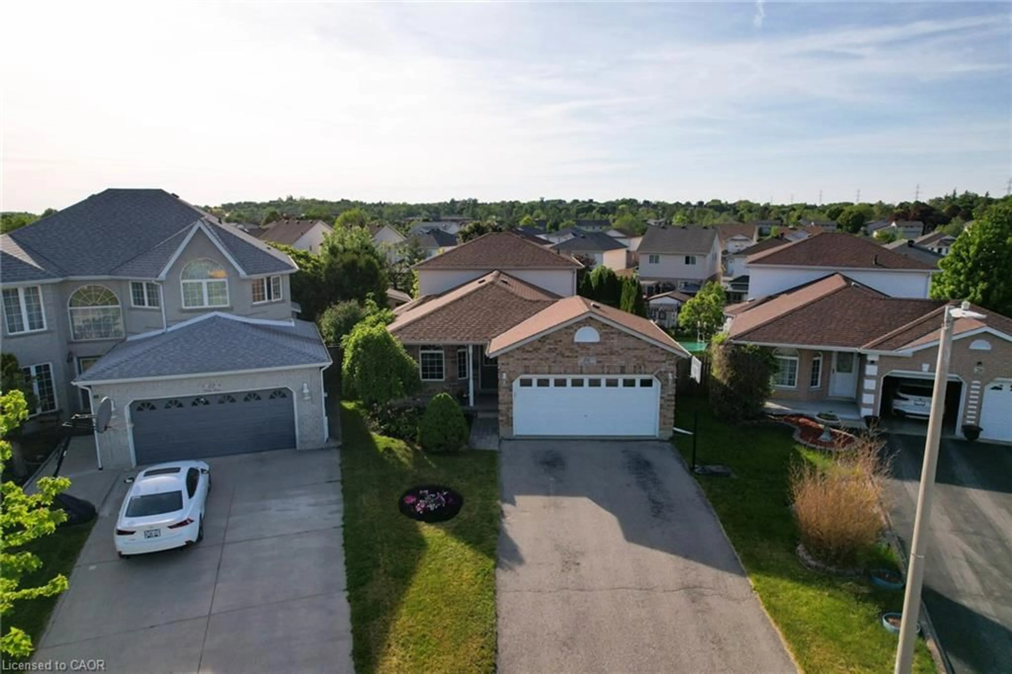 A pic from outside/outdoor area/front of a property/back of a property/a pic from drone, street for 26 Kelly Crt, Guelph Ontario N1K 1W3