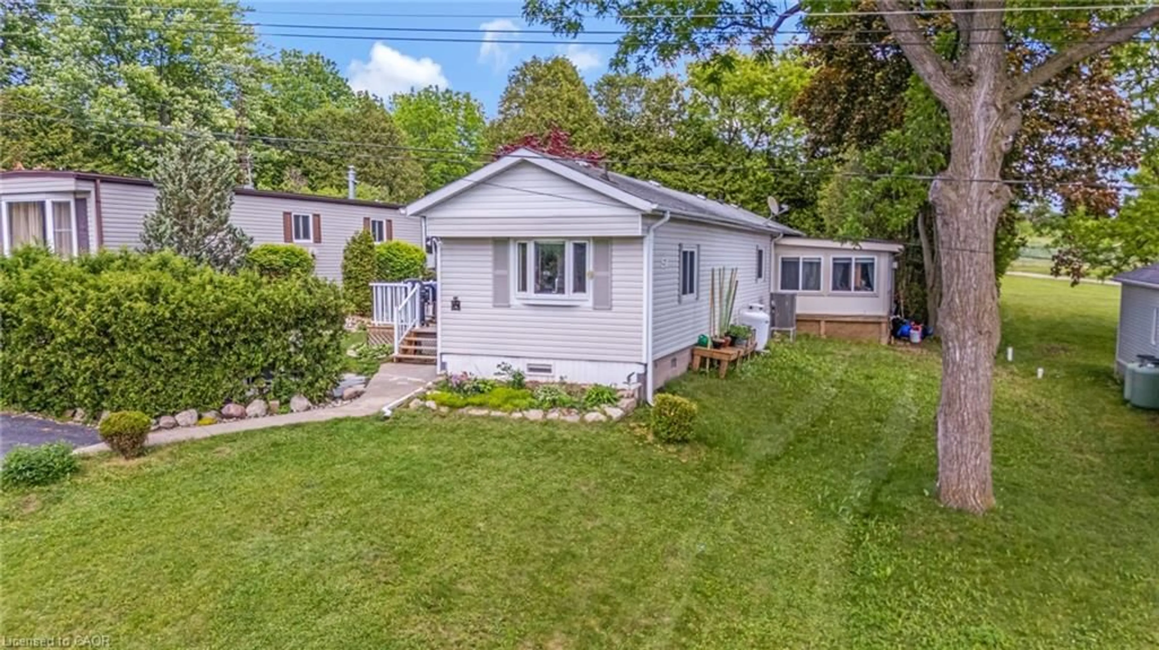 A pic from outside/outdoor area/front of a property/back of a property/a pic from drone, street for 49 Park Lane, Flamborough Ontario N0B 2J0