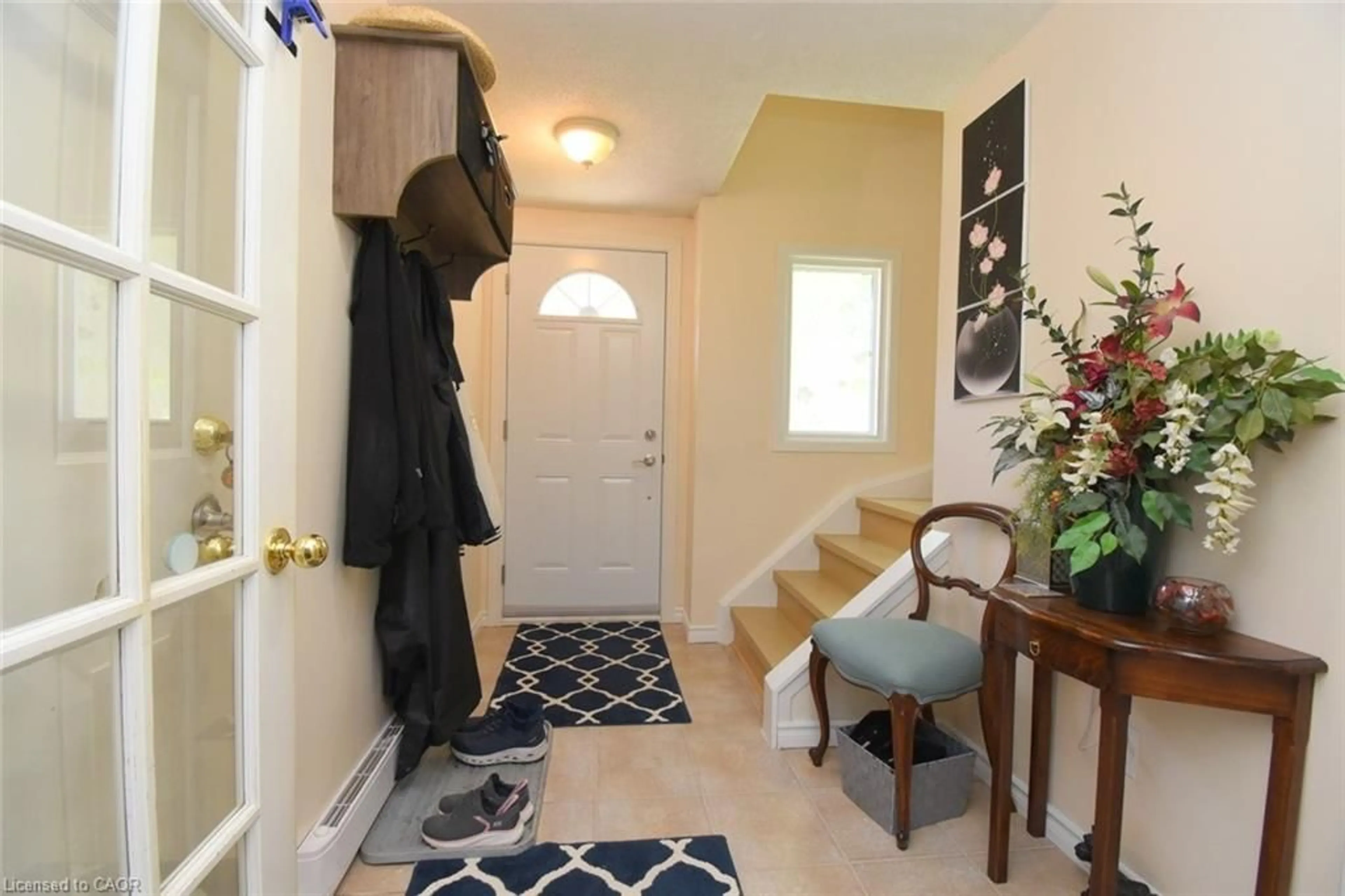 Indoor entryway for 1255 Upper Gage Ave #2, Hamilton Ontario L8W 3C7