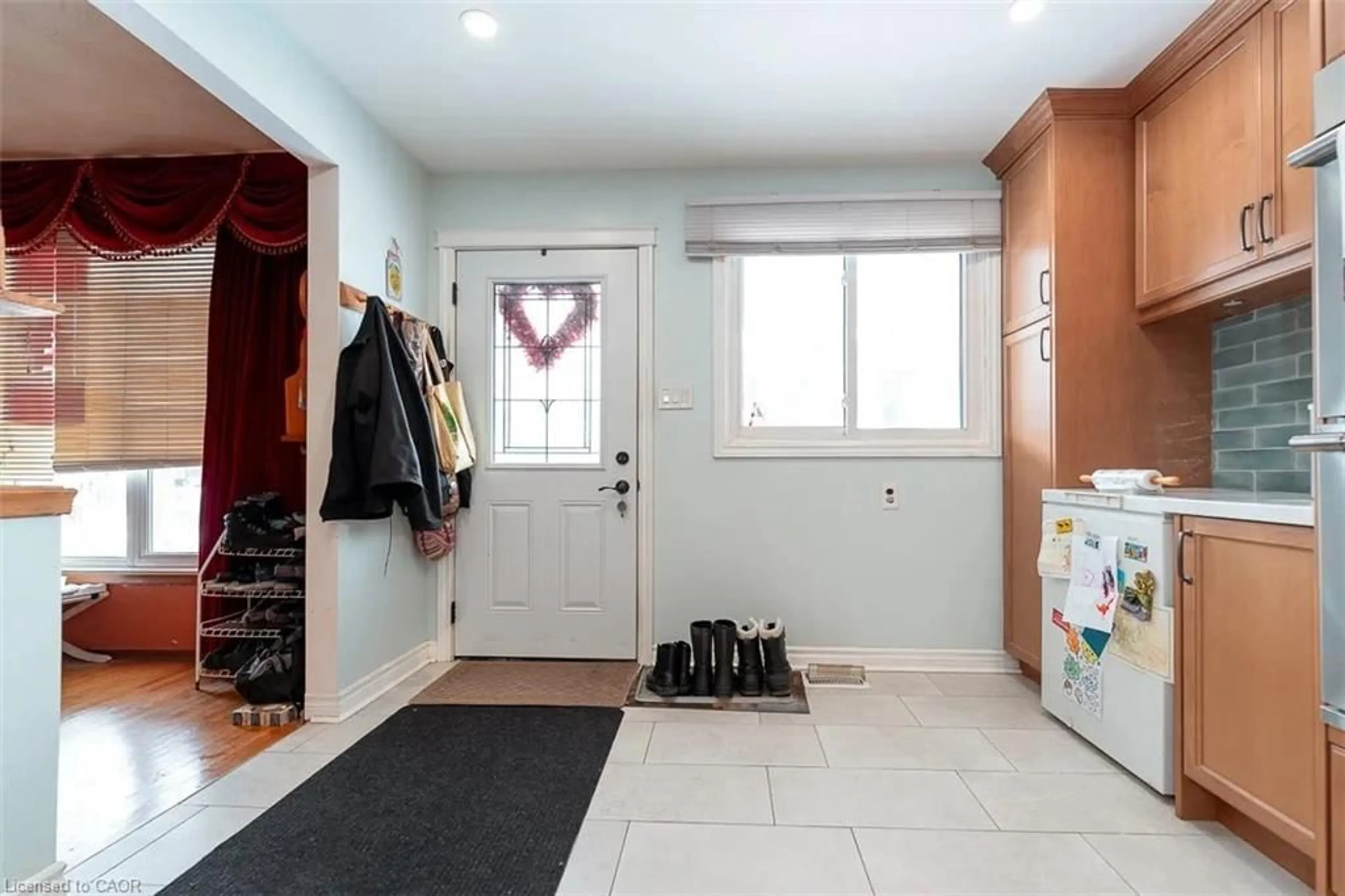 Indoor entryway for 37 Kinrade Ave, Hamilton Ontario L8L 6L6