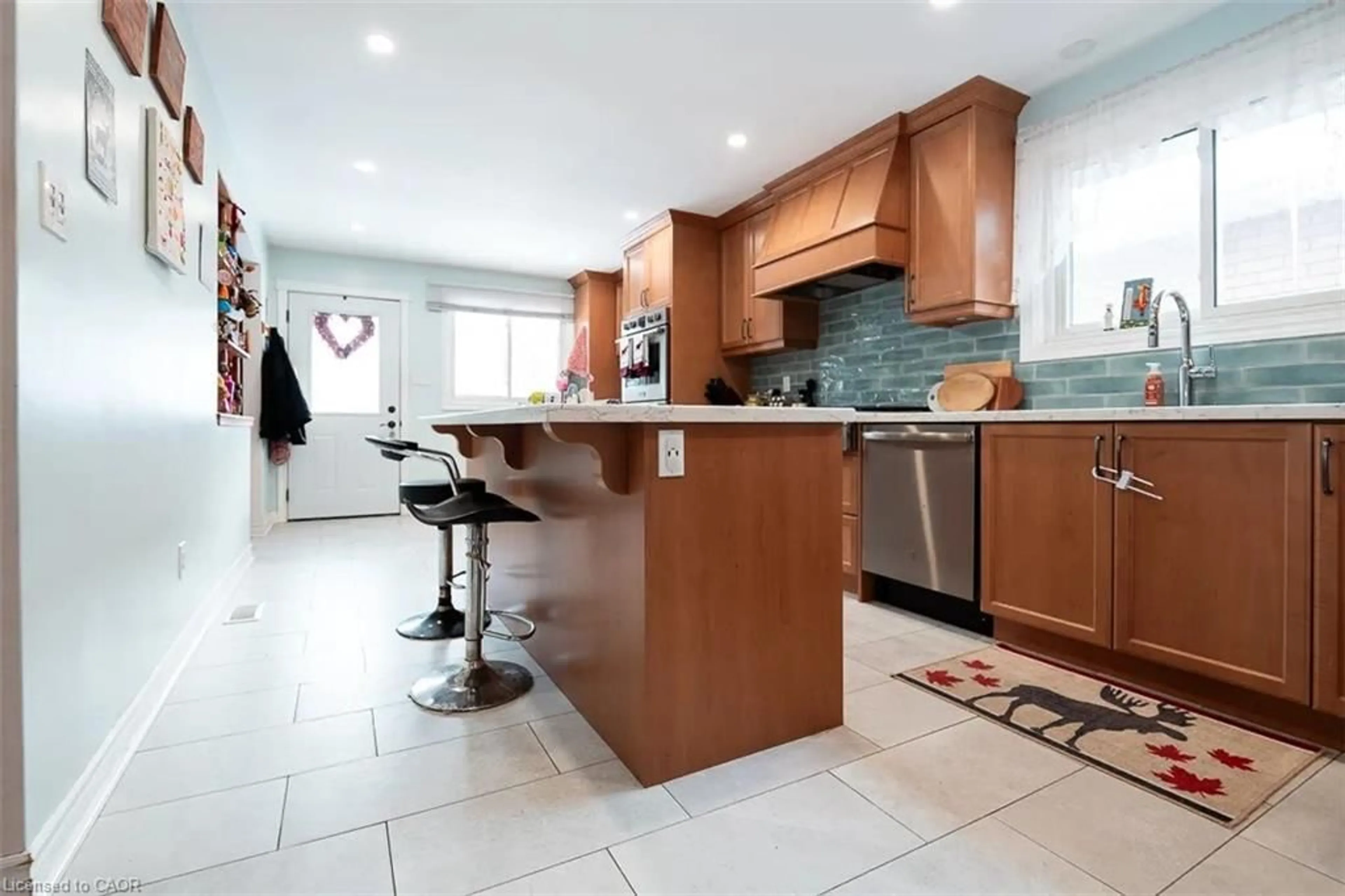 Open concept kitchen, ceramic/tile floor for 37 Kinrade Ave, Hamilton Ontario L8L 6L6