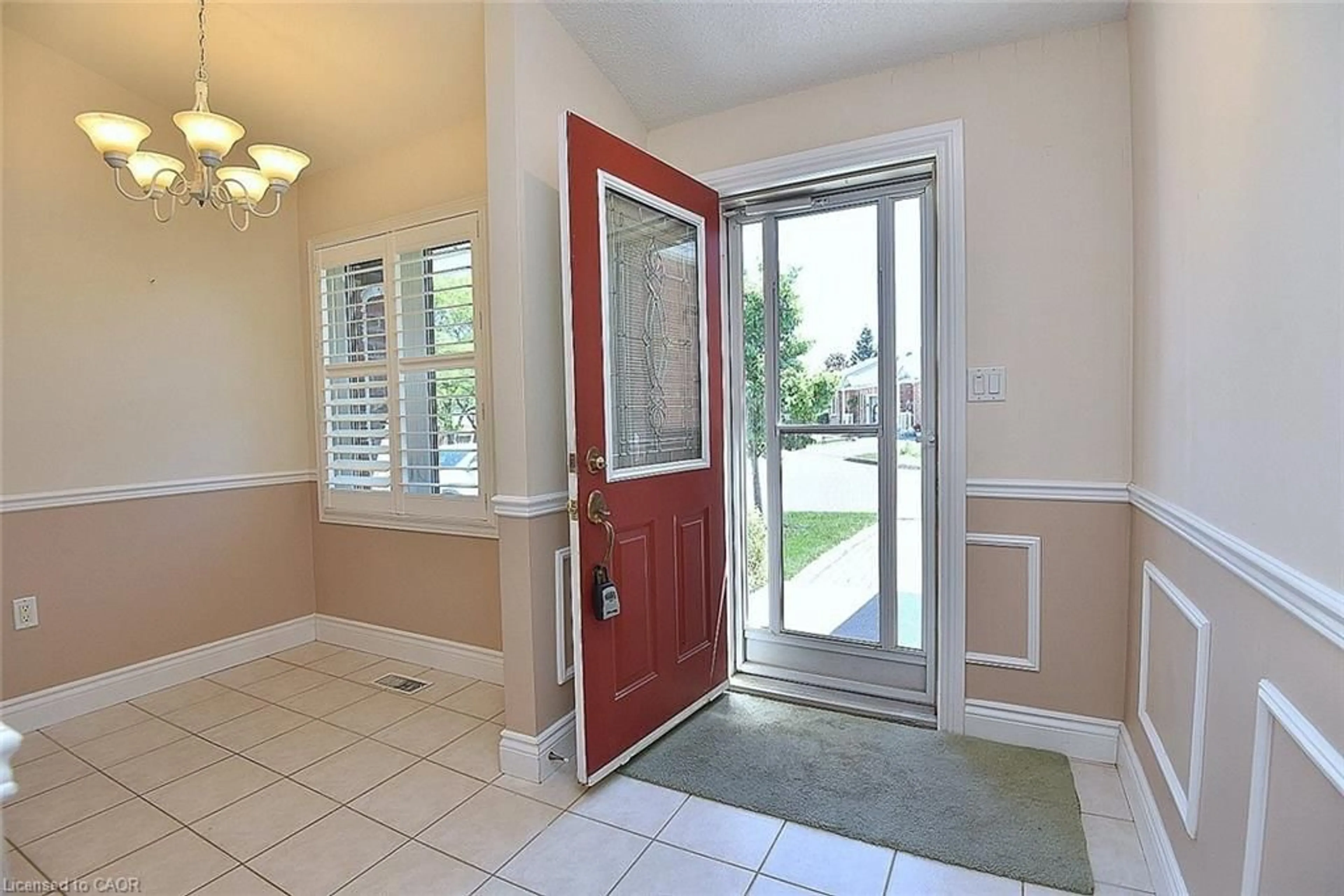 Indoor entryway for 60 Rice Ave #18, Hamilton Ontario L9C 7S3
