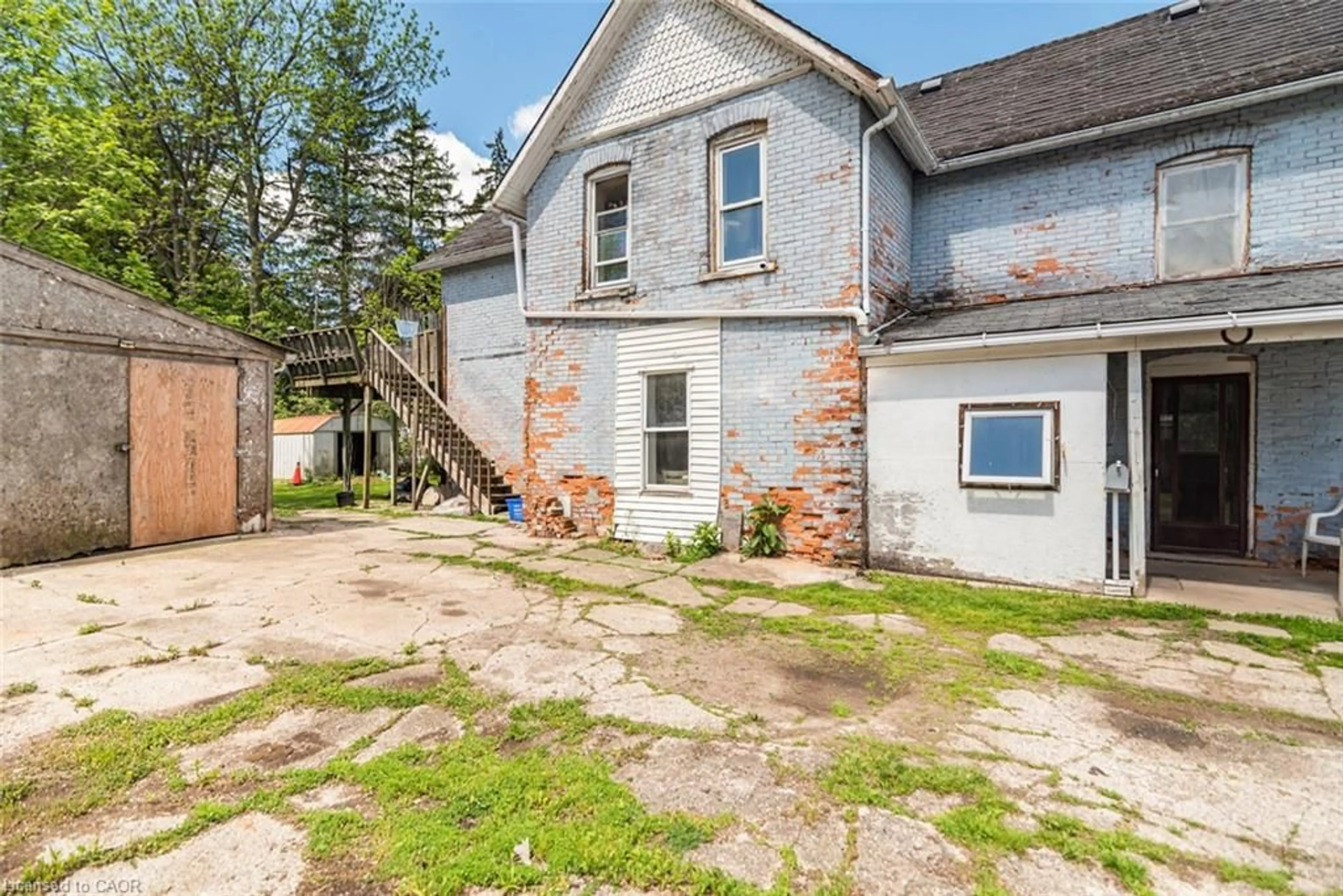 A pic from outside/outdoor area/front of a property/back of a property/a pic from drone, building for 220 Alder St, Dunnville Ontario N1A 1R4