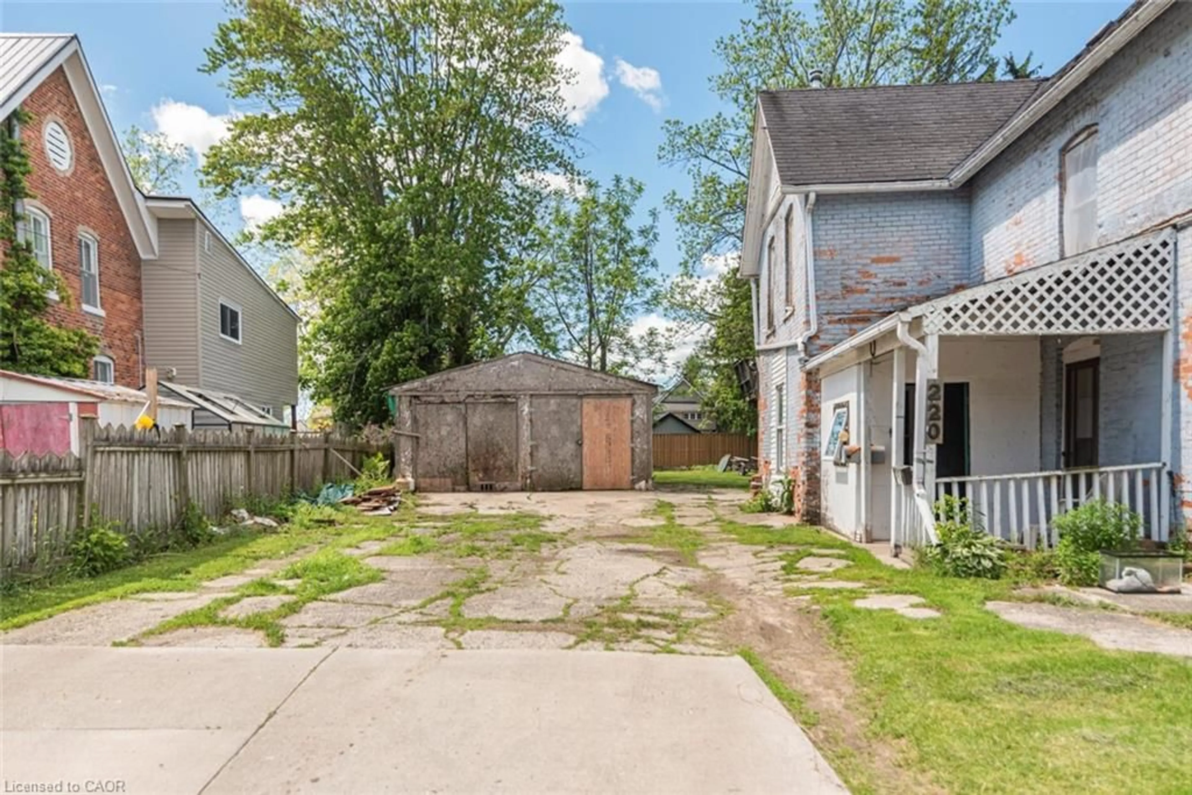 Patio, street for 220 Alder St, Dunnville Ontario N1A 1R4
