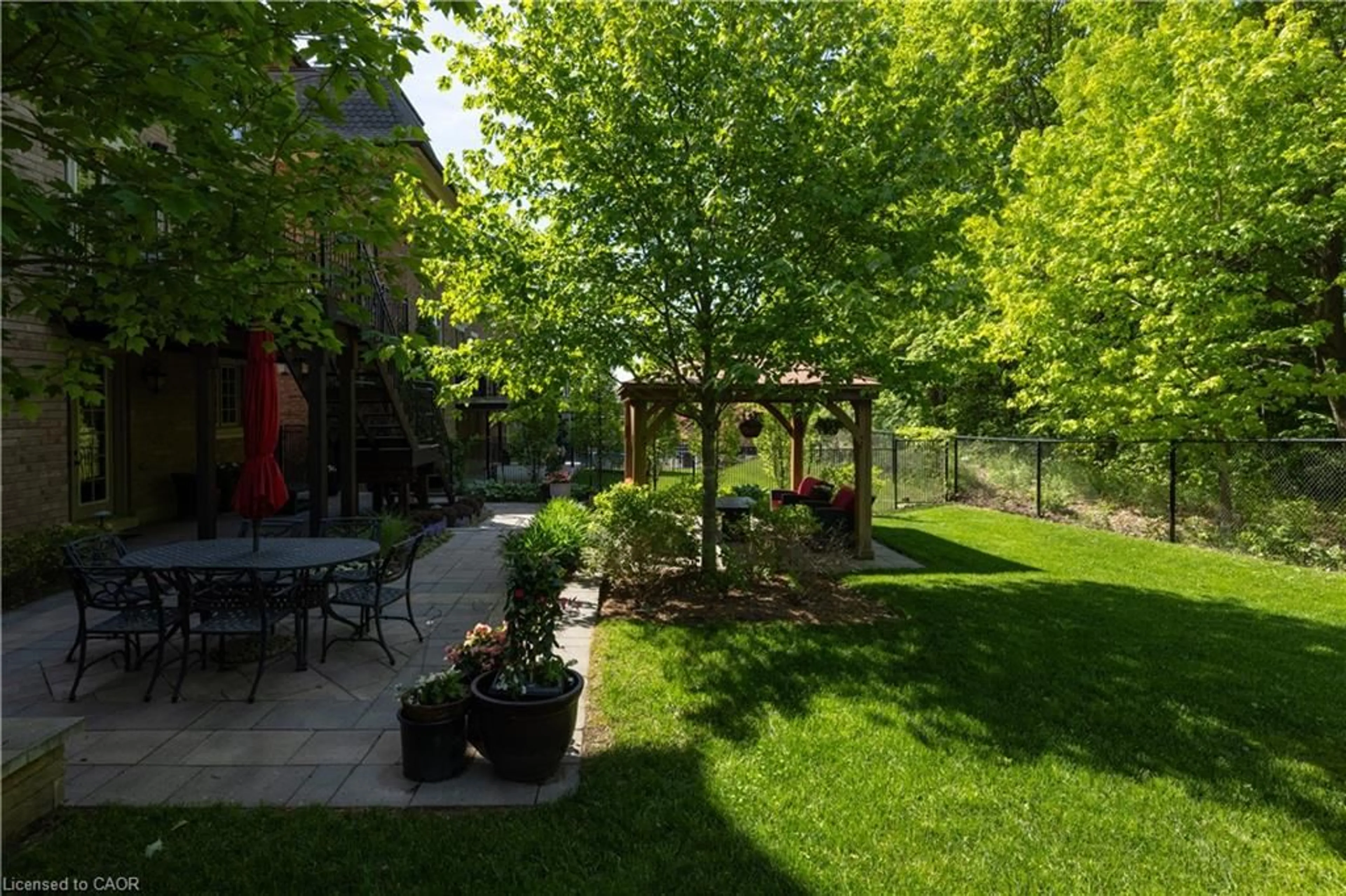 Patio, street for 68 Annsleywood Crt, Kleinburg Ontario L4H 4G6