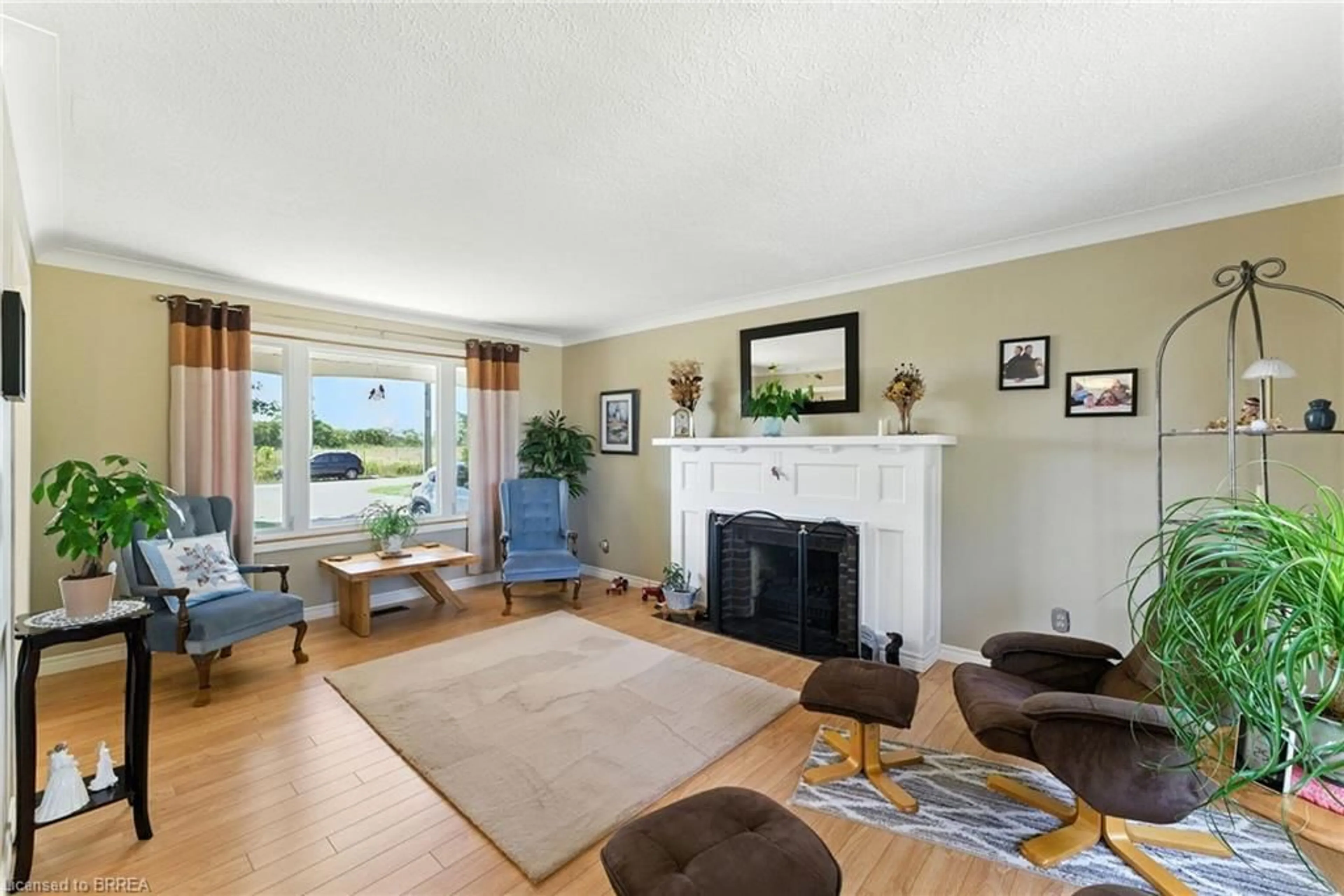 Living room with furniture, unknown for 207 Robinson Rd, Brantford Ontario N3T 5L7