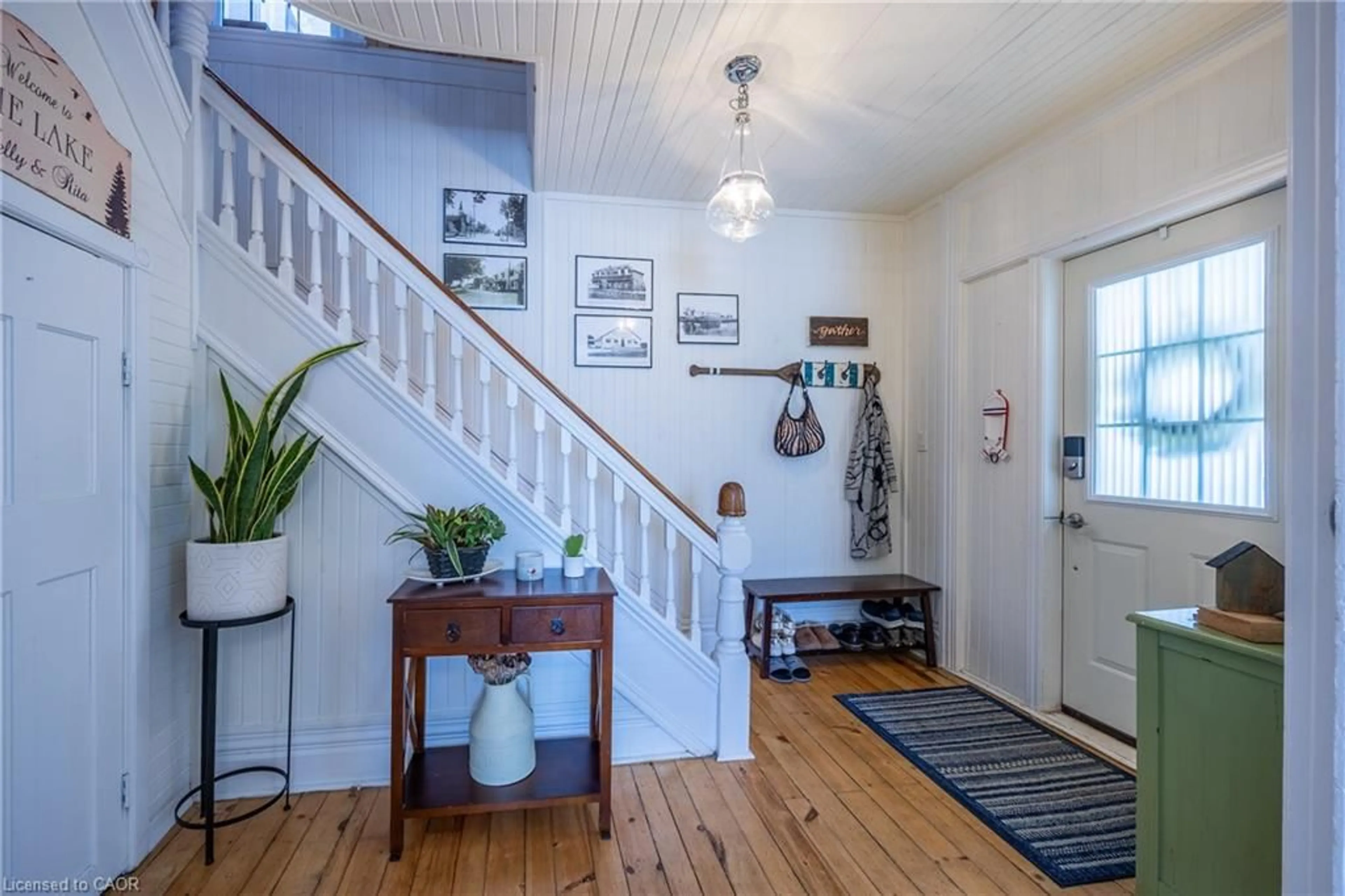 Indoor entryway for 1047 Bay St, Port Rowan Ontario N0E 1M0