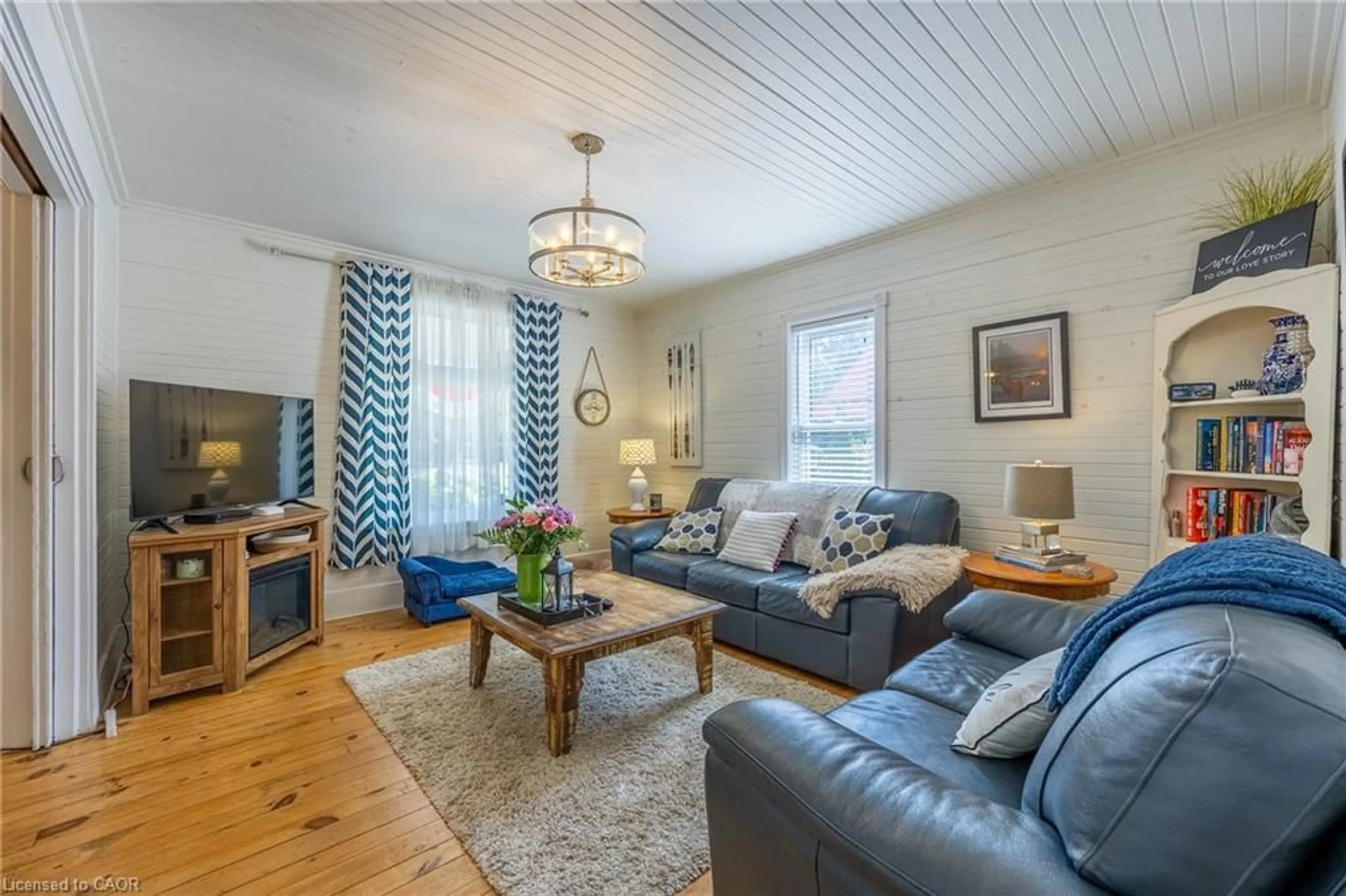 Living room with furniture, wood/laminate floor for 1047 Bay St, Port Rowan Ontario N0E 1M0