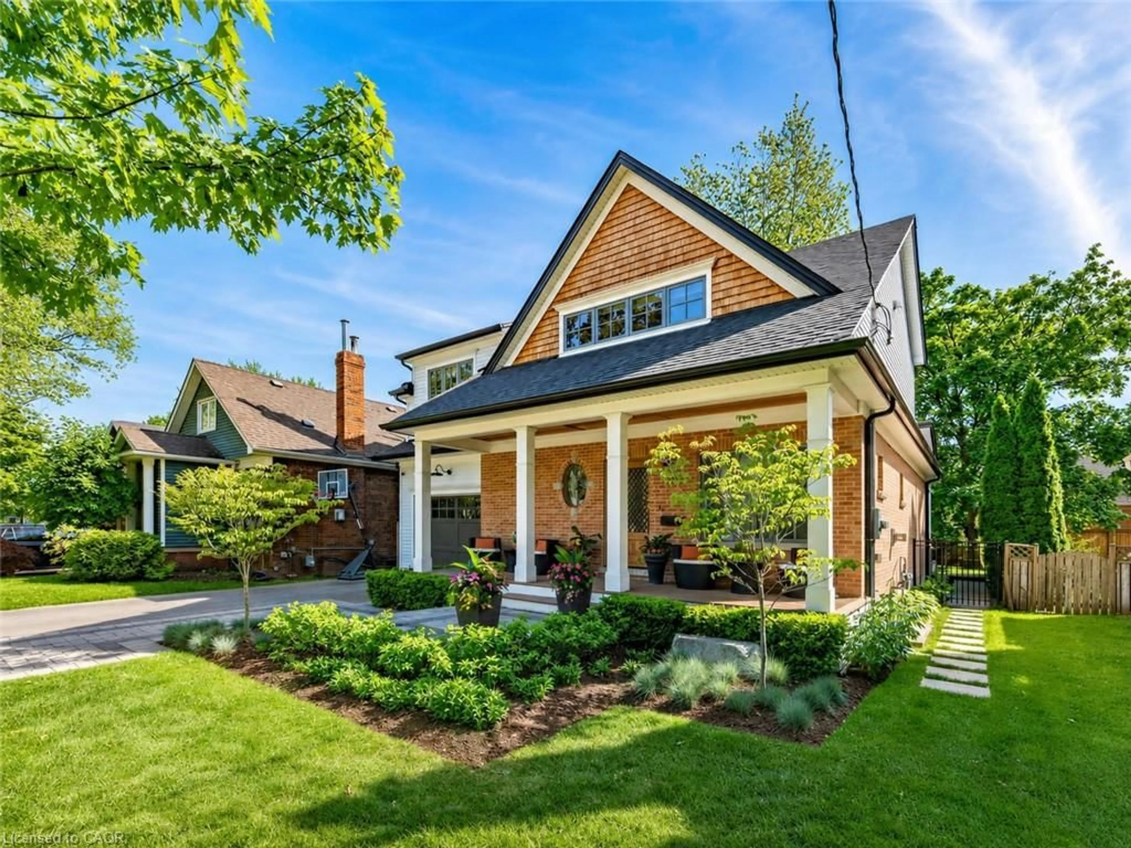 Home with brick exterior material, street for 542 Woodland Ave, Burlington Ontario L7R 2S4