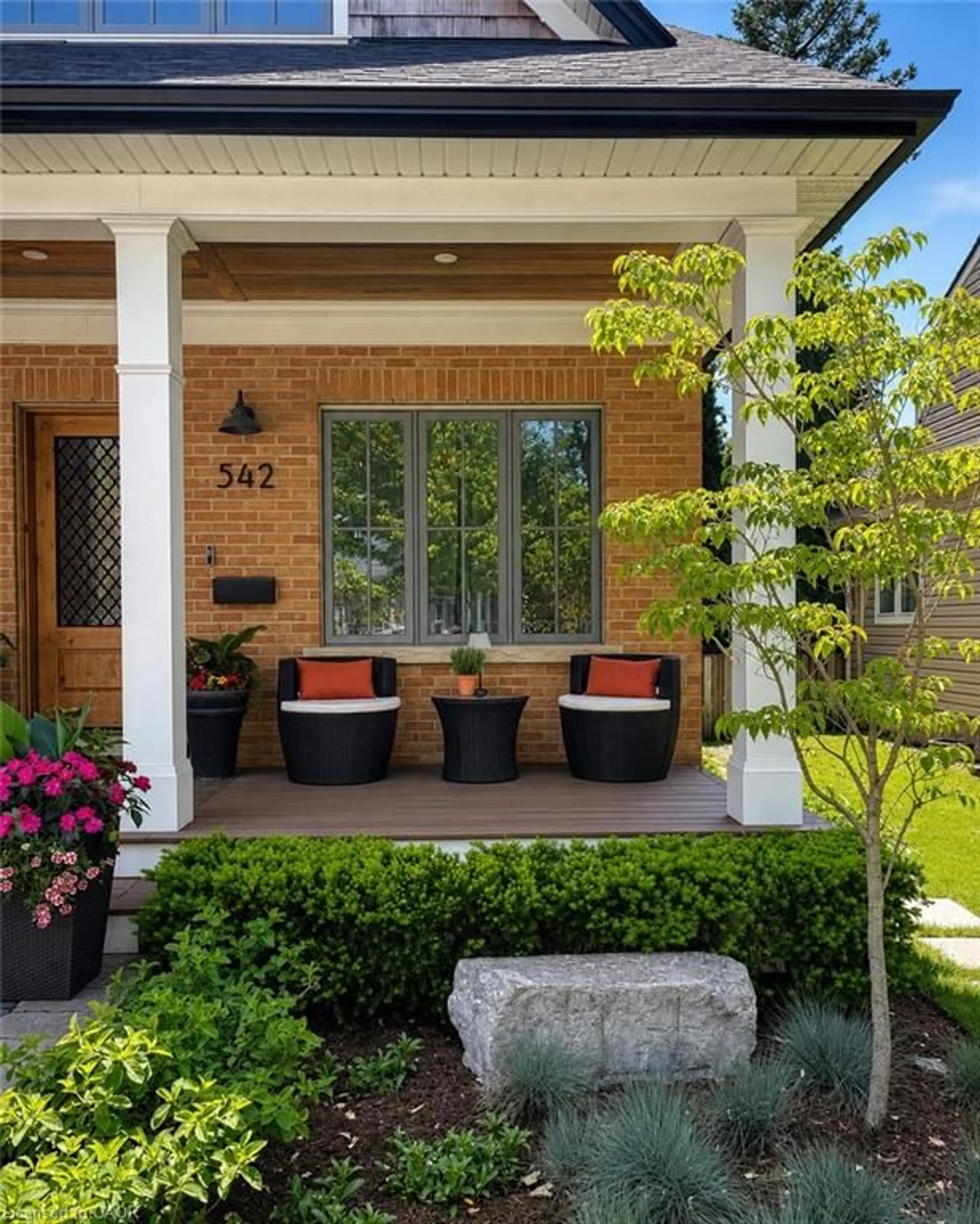 Home with brick exterior material, street for 542 Woodland Ave, Burlington Ontario L7R 2S4