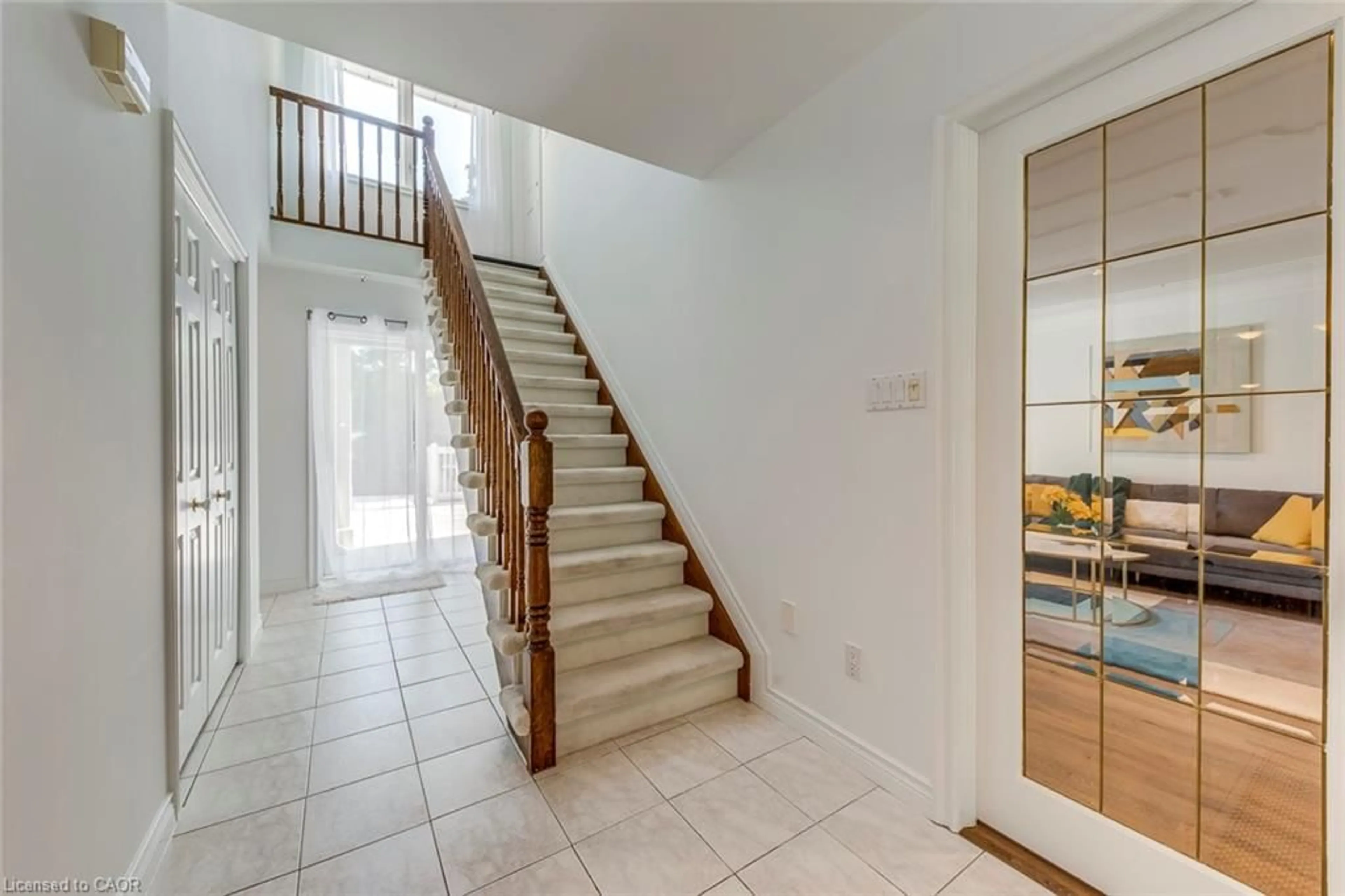 Indoor foyer for 157 Trelawn Ave, Oakville Ontario L6J 4R3
