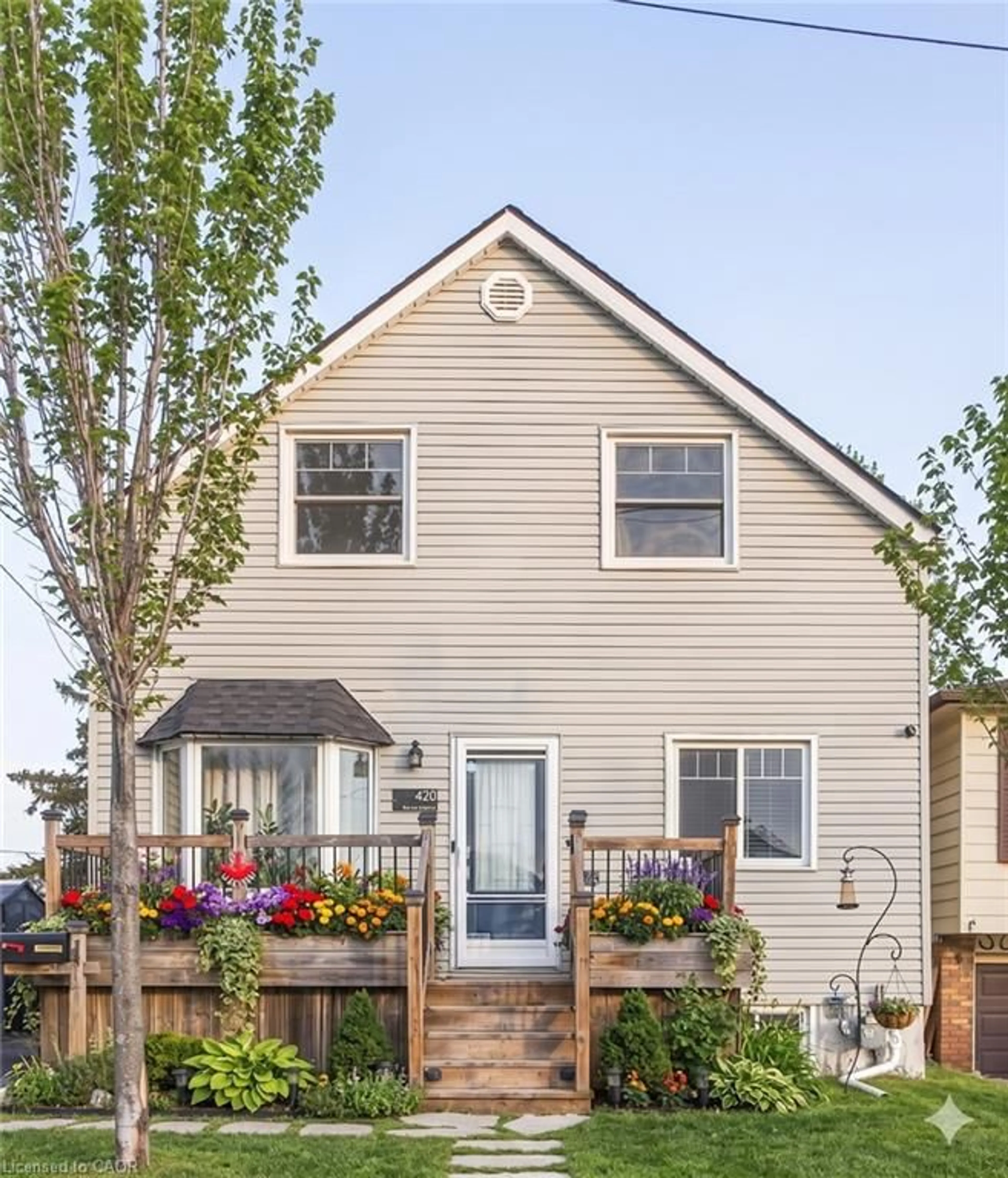 Home with vinyl exterior material, street for 420 Waverly St, Hamilton Ontario L8H 6R4