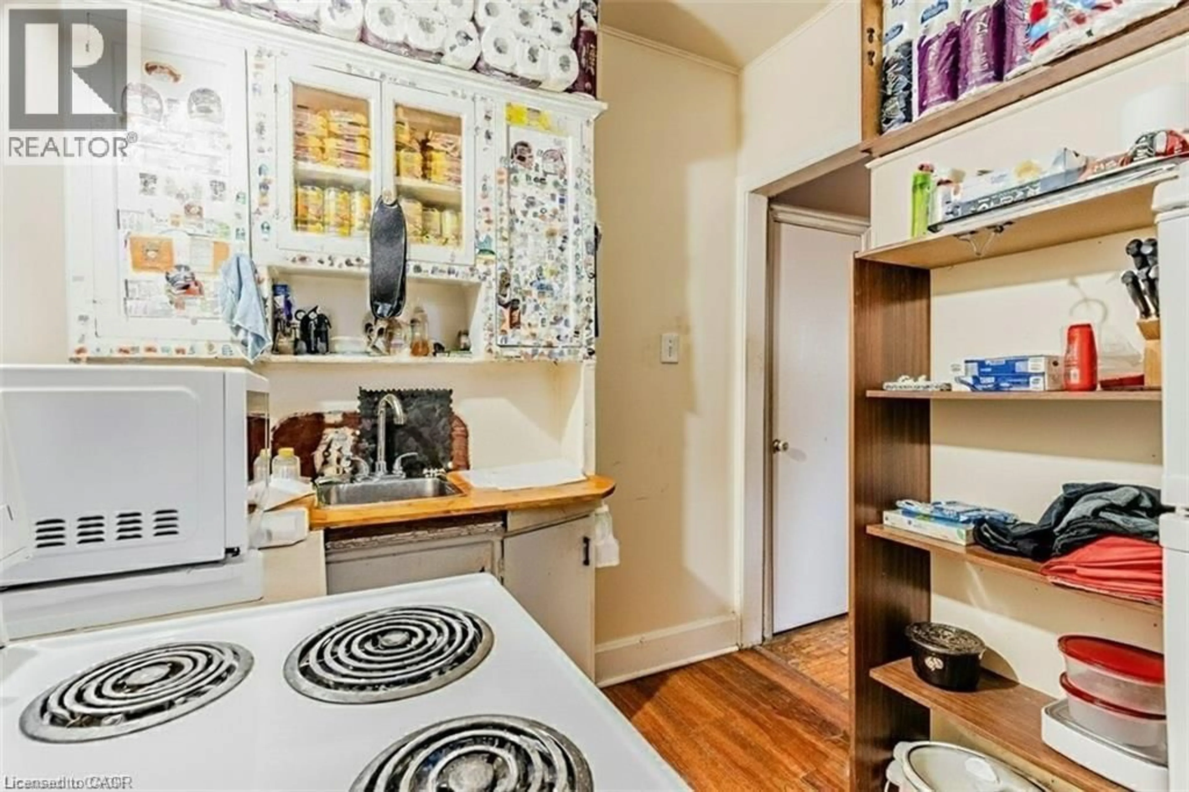 Laundry room for 172 Markland St, Hamilton Ontario L8P 2K5