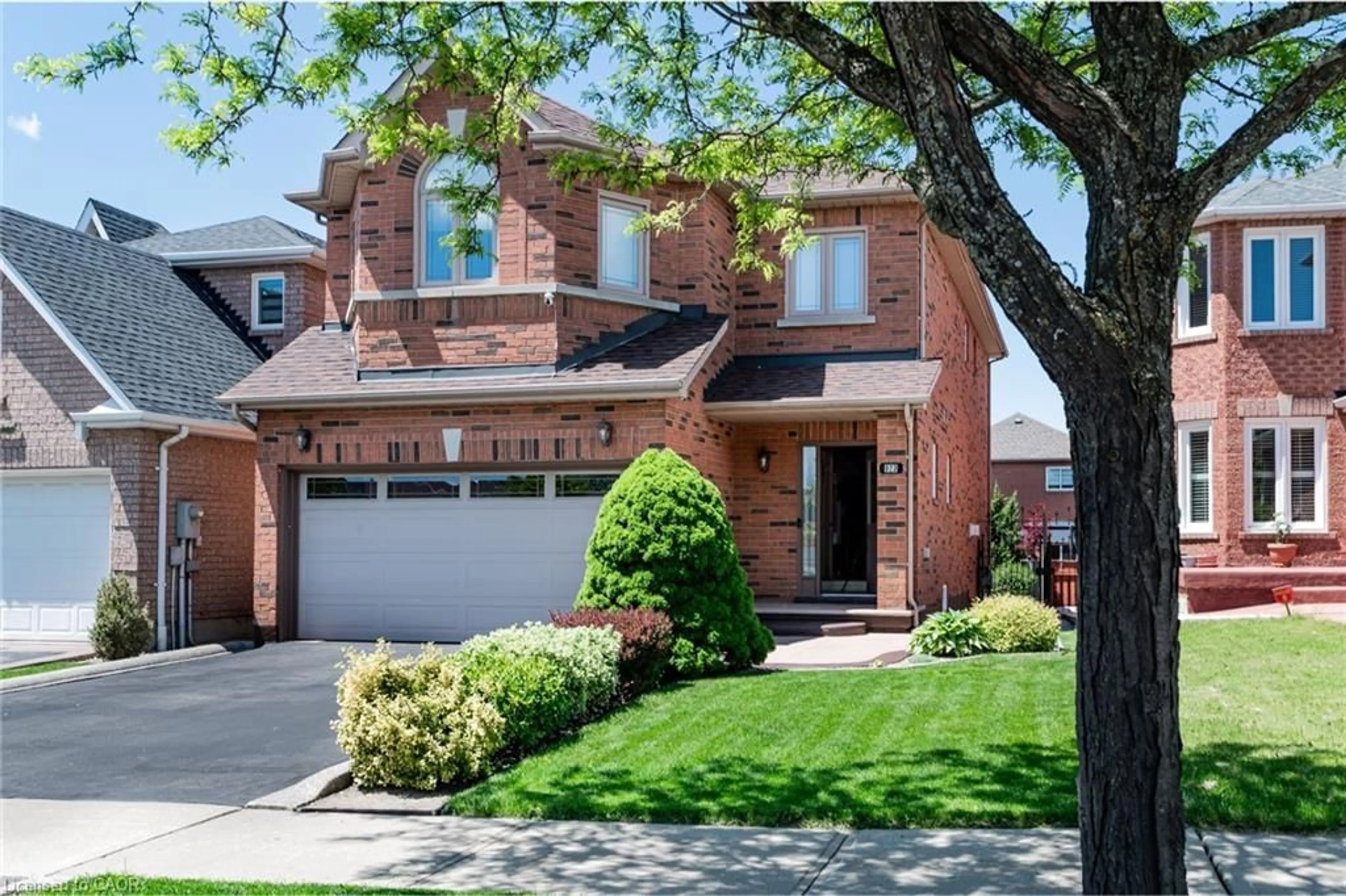 Home with brick exterior material, street for 923 Blyleven Blvd, Mississauga Ontario L5V 2J3