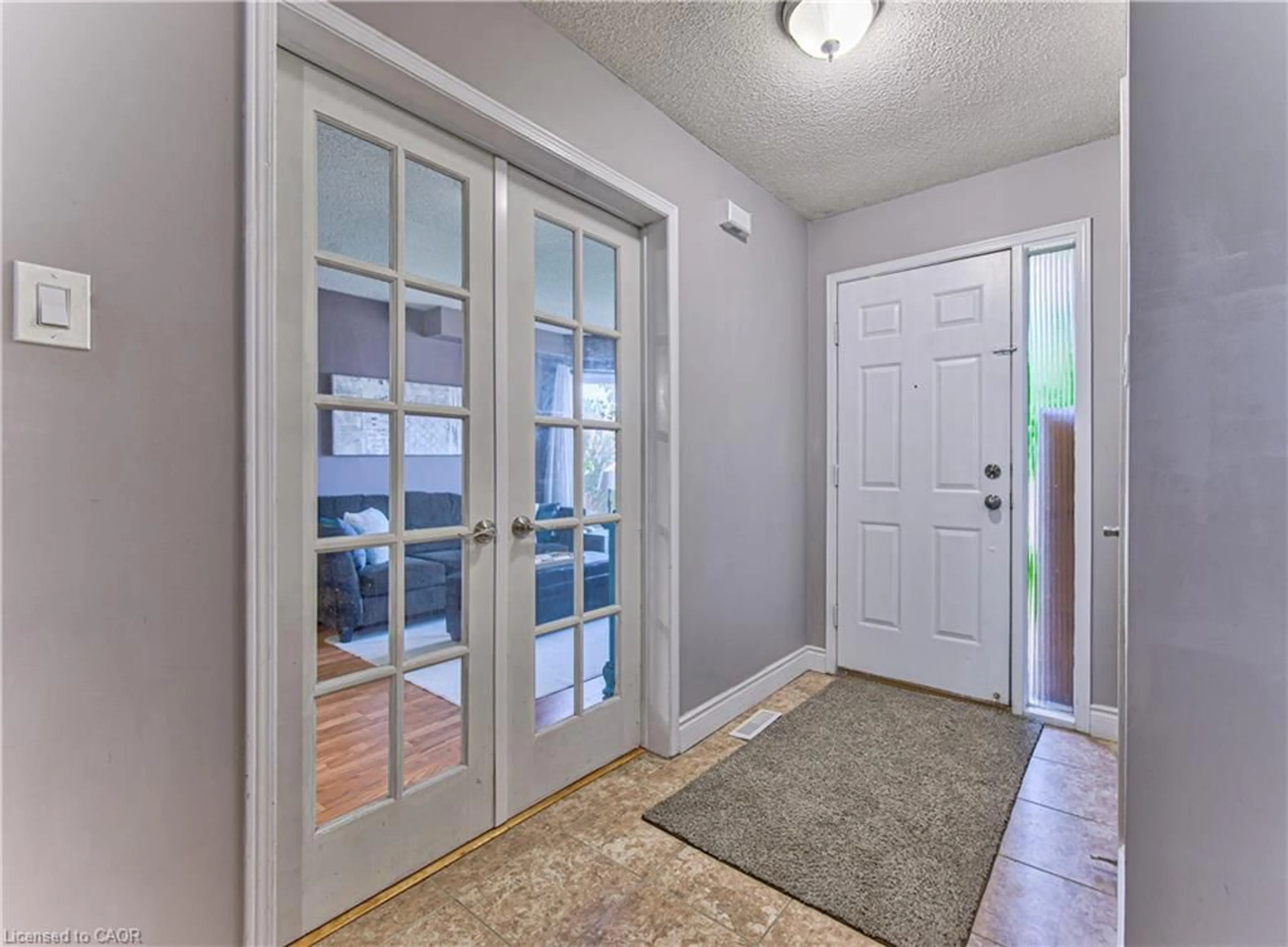 Indoor entryway for 373 Saginaw Pky, Cambridge Ontario N1T 1M5