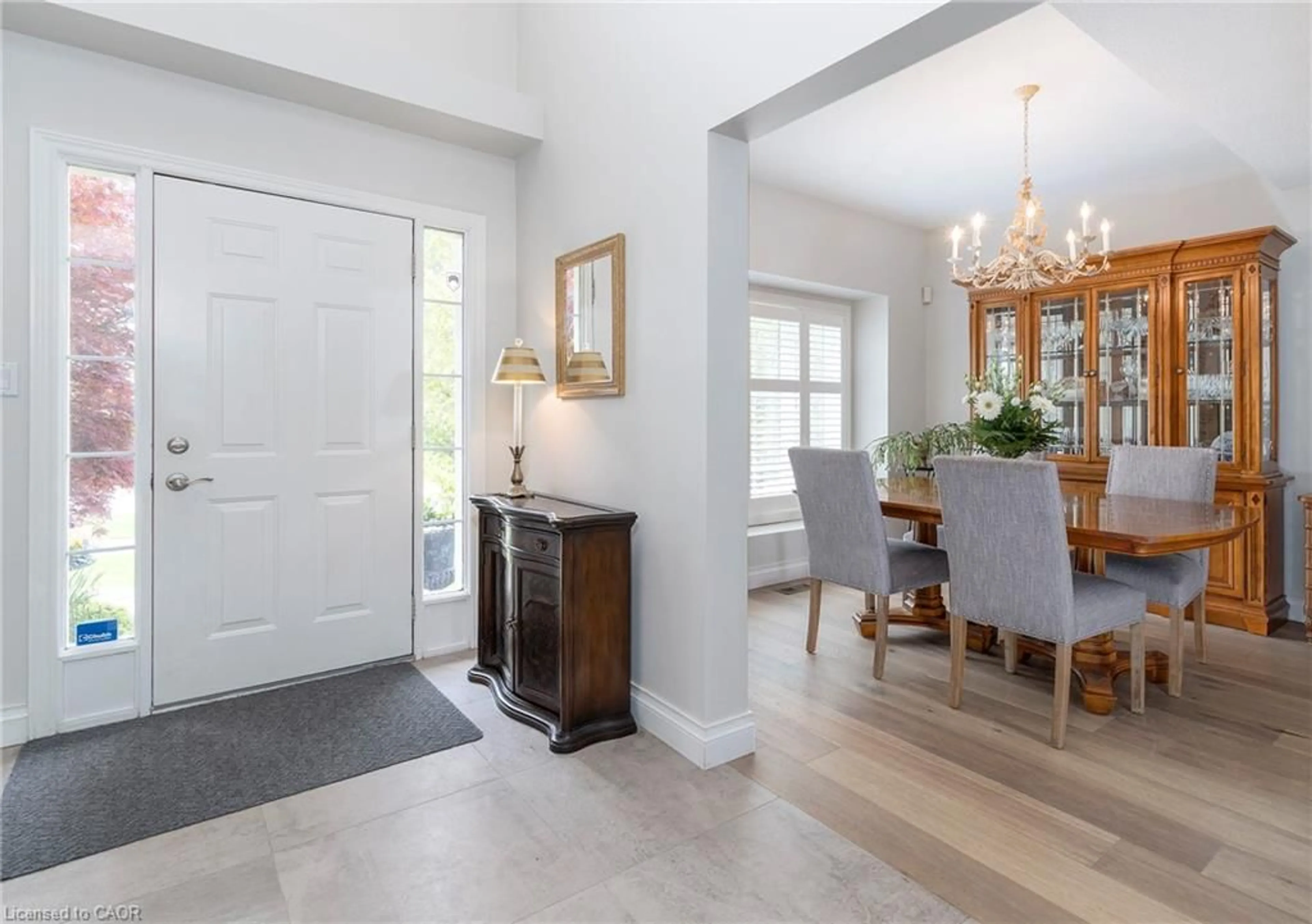 Indoor entryway for 4021 Mountain St, Beamsville Ontario L3J 0K9