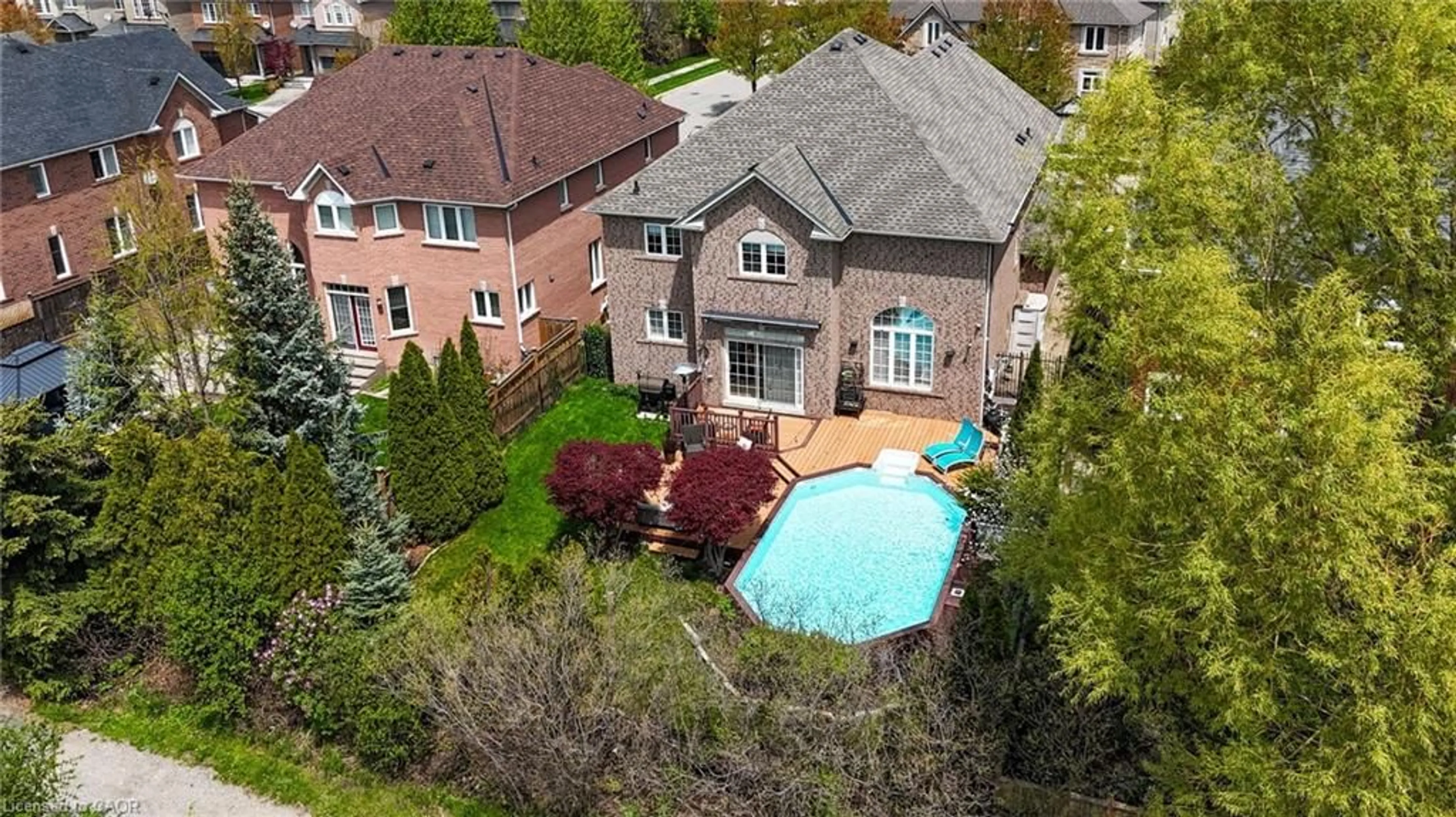 A pic from outside/outdoor area/front of a property/back of a property/a pic from drone, street for 2461 Whistling Springs Cres, Oakville Ontario L6M 5G4