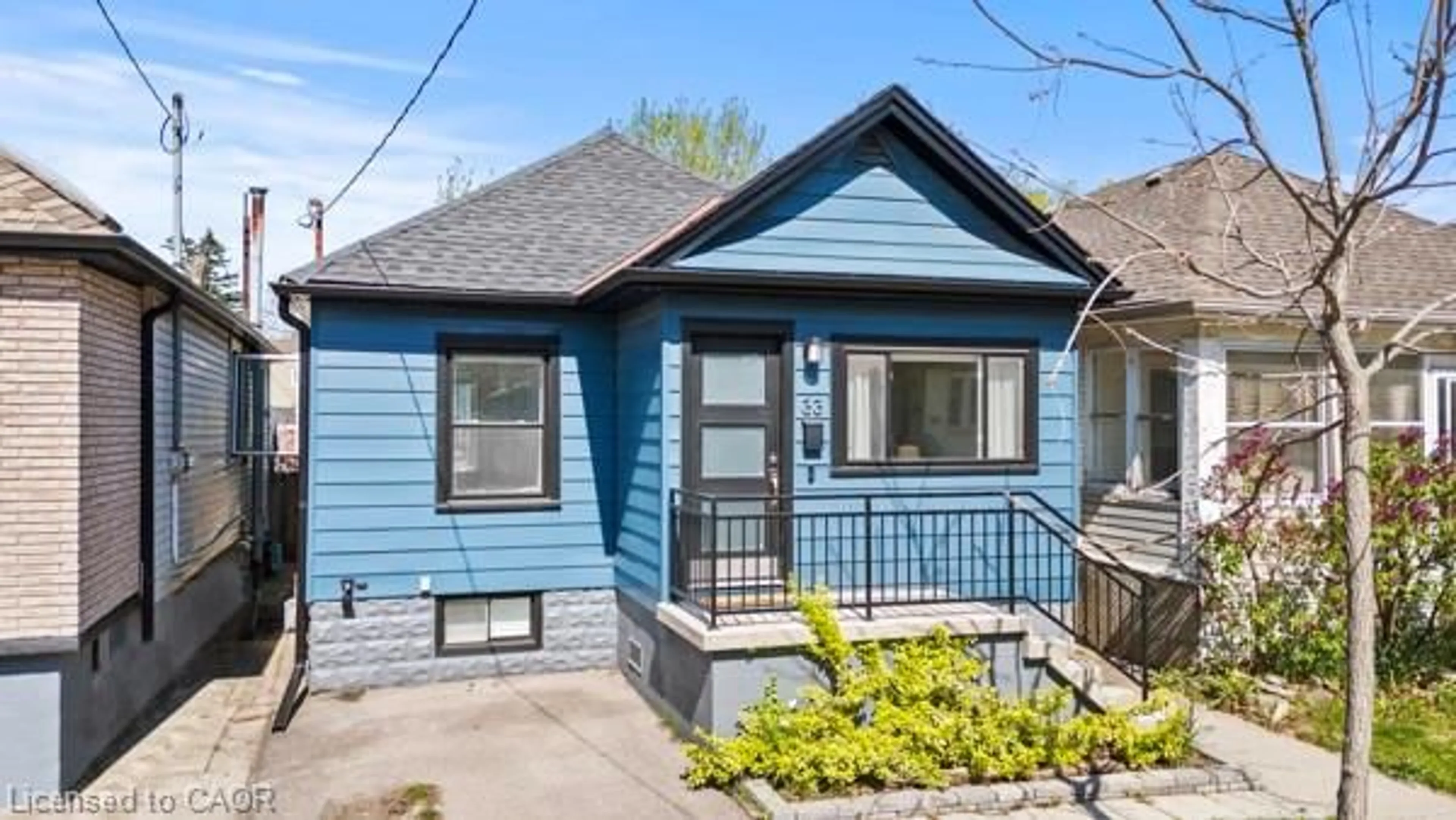Home with vinyl exterior material, street for 33 Huxley Ave, Hamilton Ontario L8H 4P1
