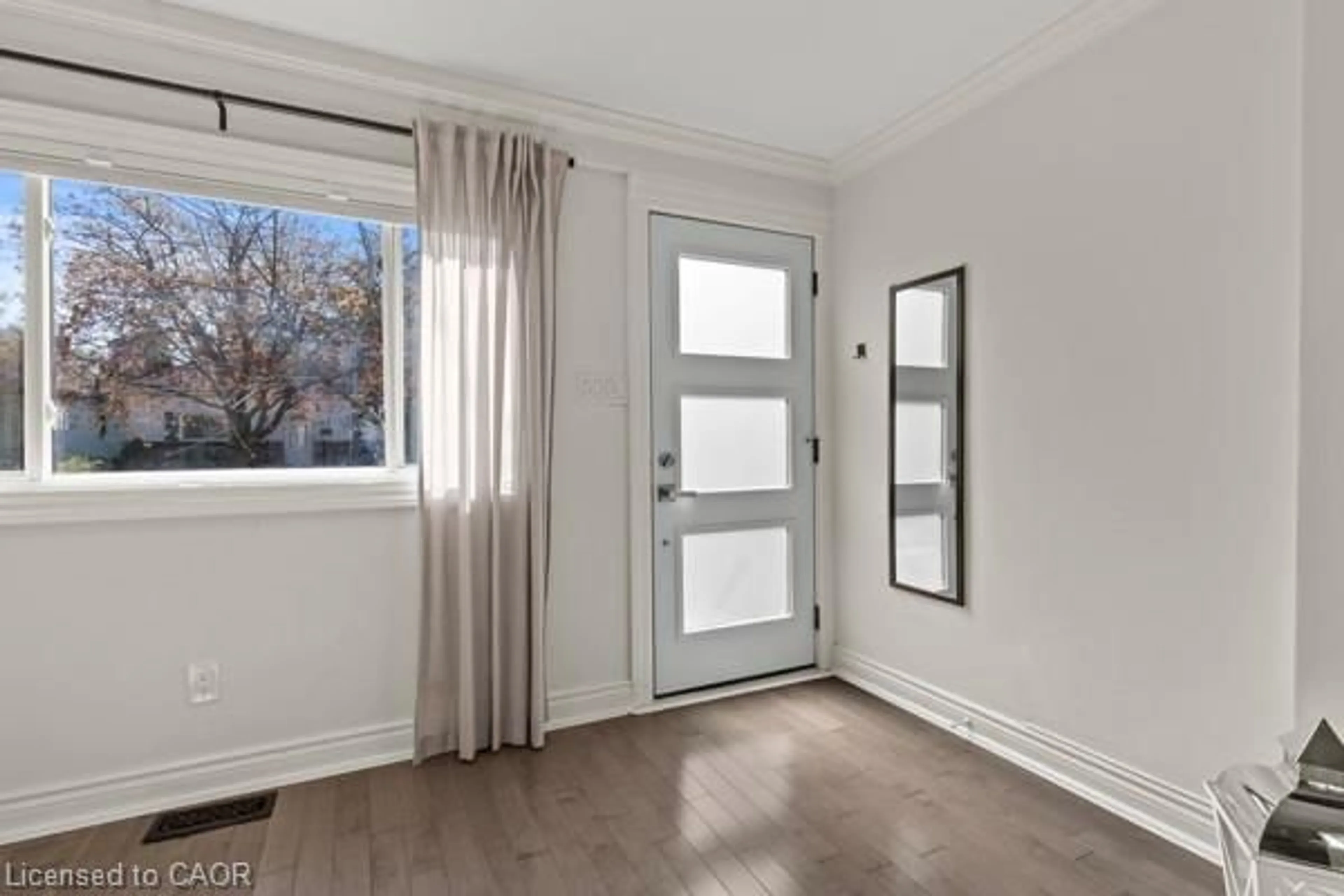 Indoor entryway for 33 Huxley Ave, Hamilton Ontario L8H 4P1