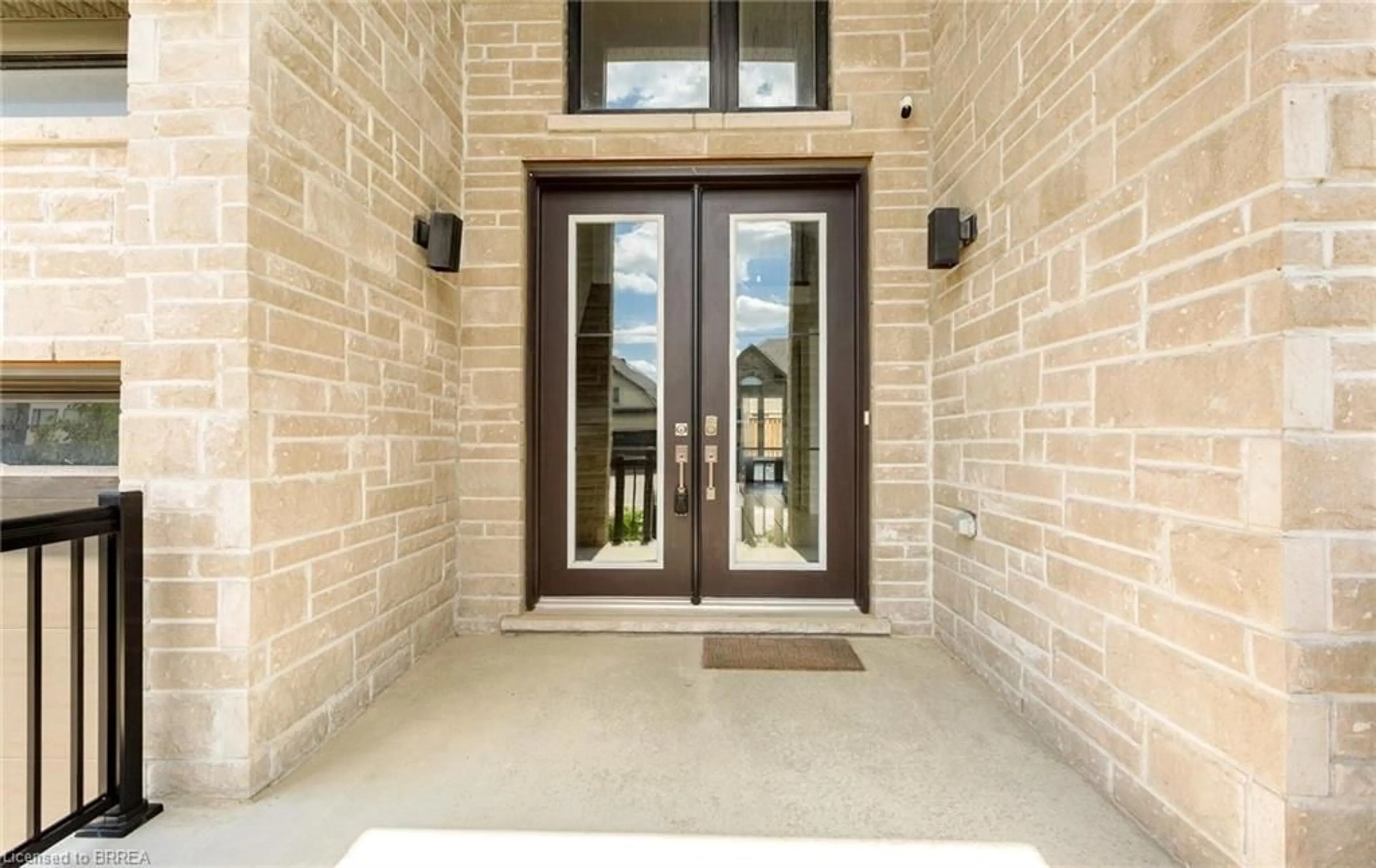 Indoor entryway for 10 Mcgovern Lane, Paris Ontario N3L 0K3