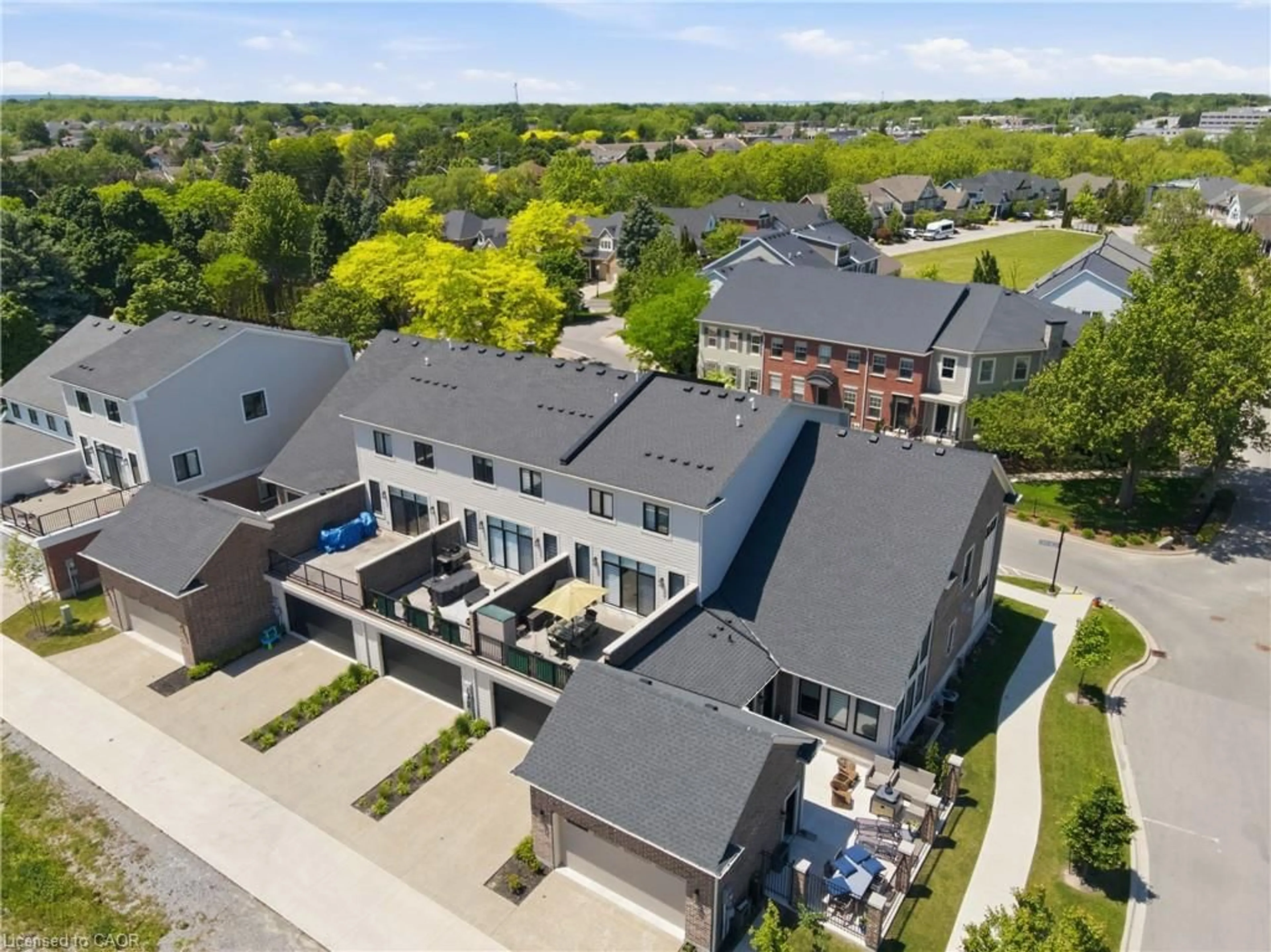 A pic from outside/outdoor area/front of a property/back of a property/a pic from drone, unknown for 24 Willow Bank Common, St. Catharines Ontario L2S 4C8