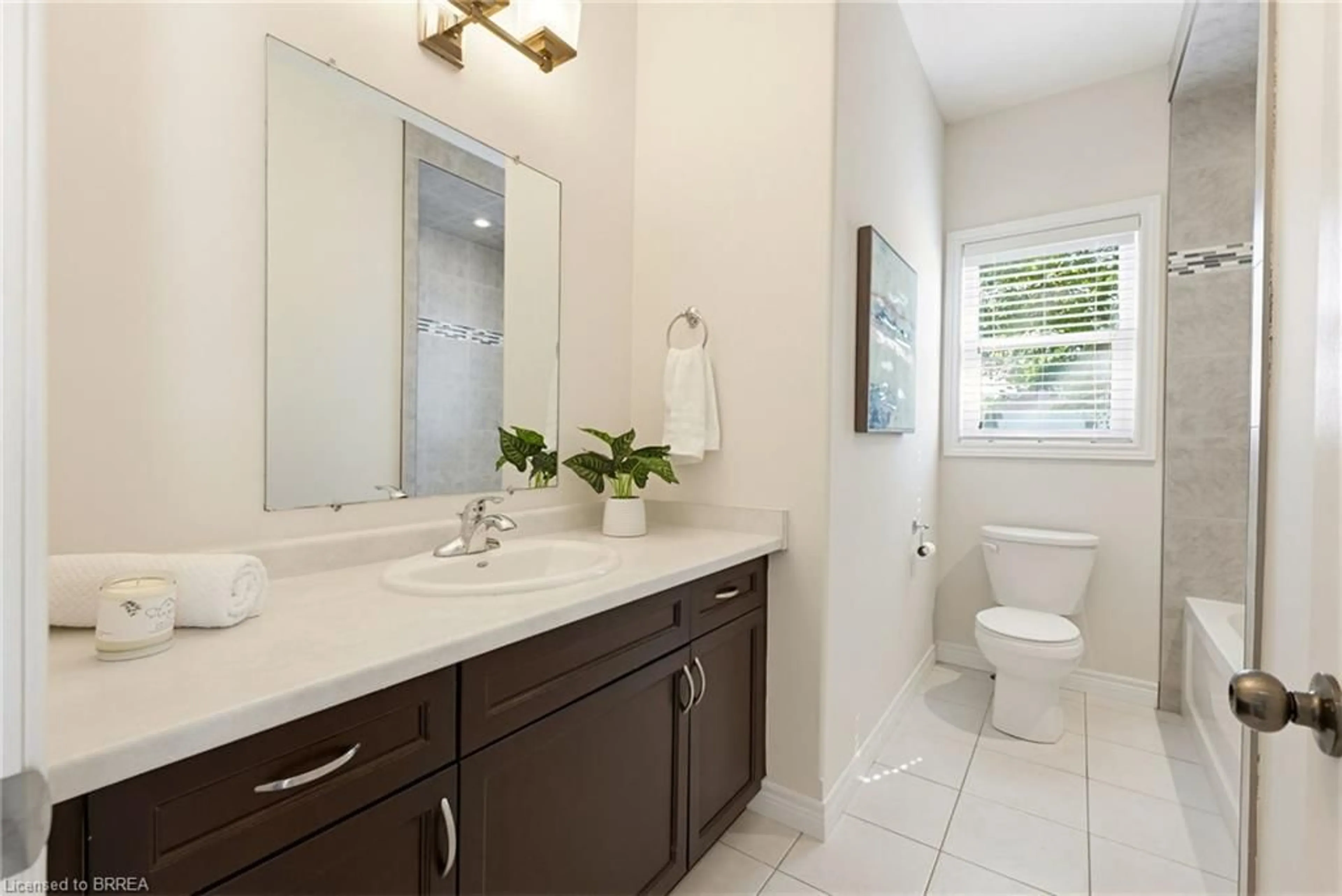 Contemporary bathroom, ceramic/tile floor for 11 Cottonwood St, Waterford Ontario N0E 1Y0