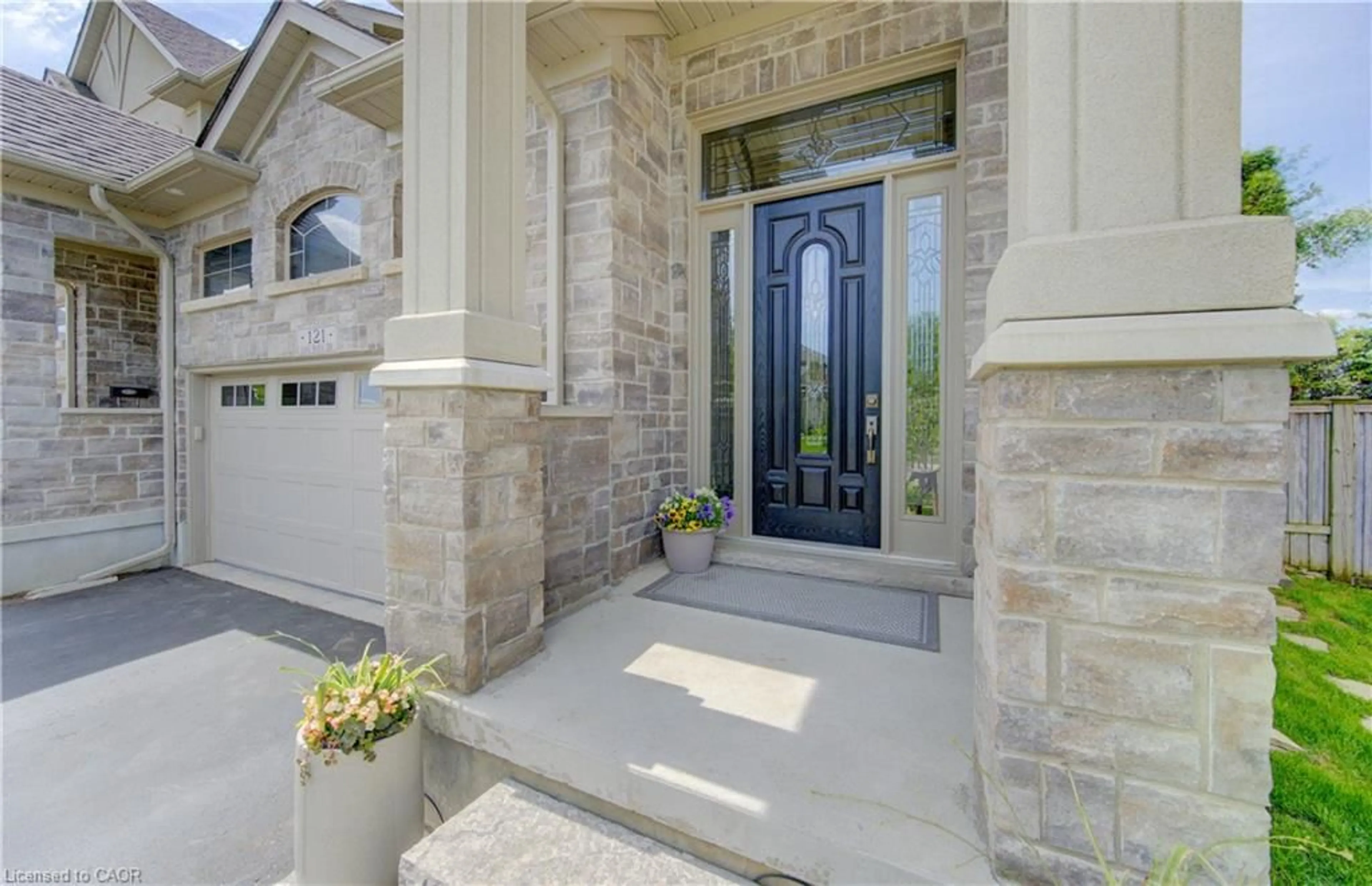 Indoor entryway for 121 Oak Park Dr, Waterloo Ontario N2K 0B3