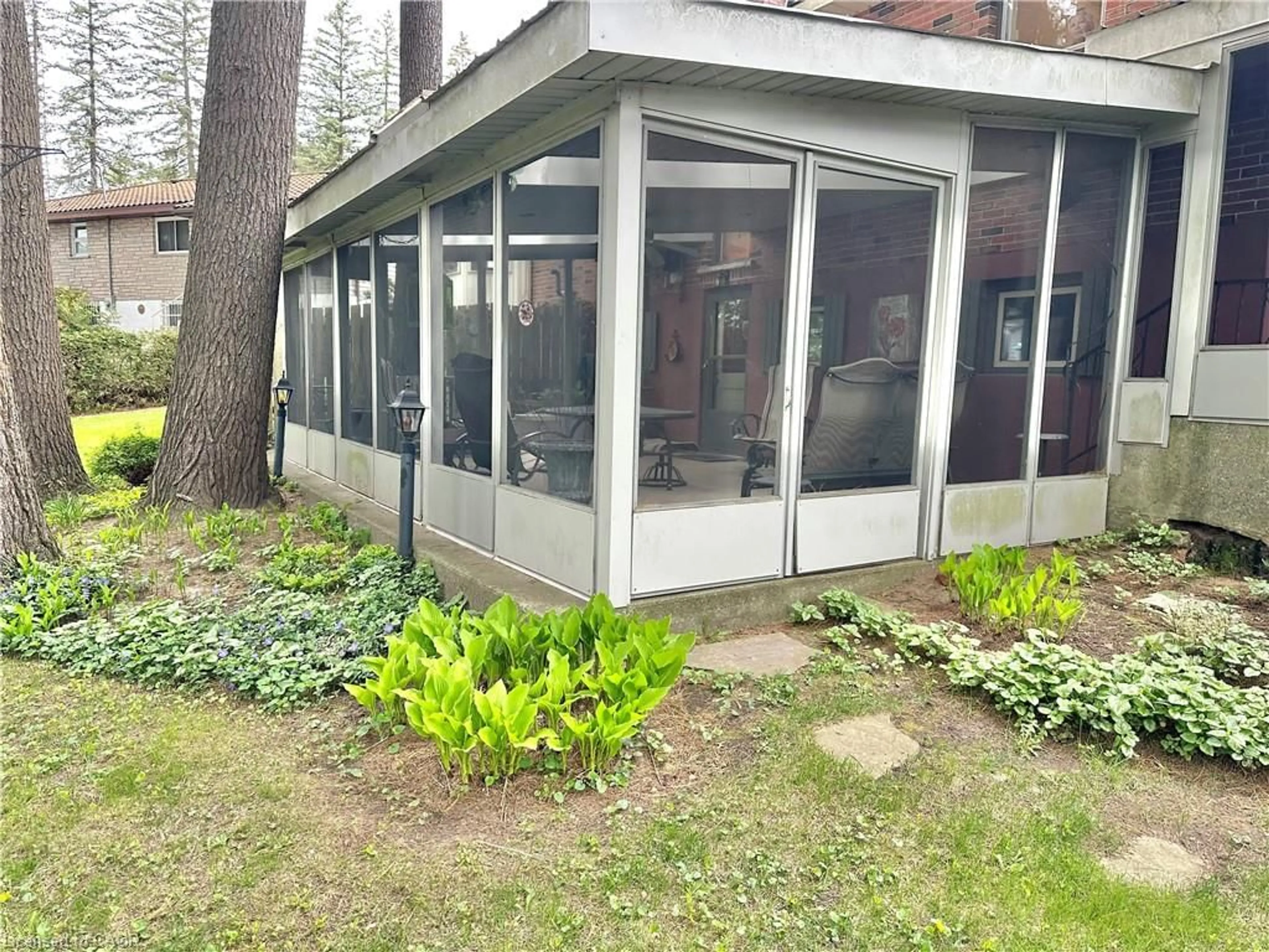 Patio, building for 60 Smith Ave, Delhi Ontario N4B 1B8