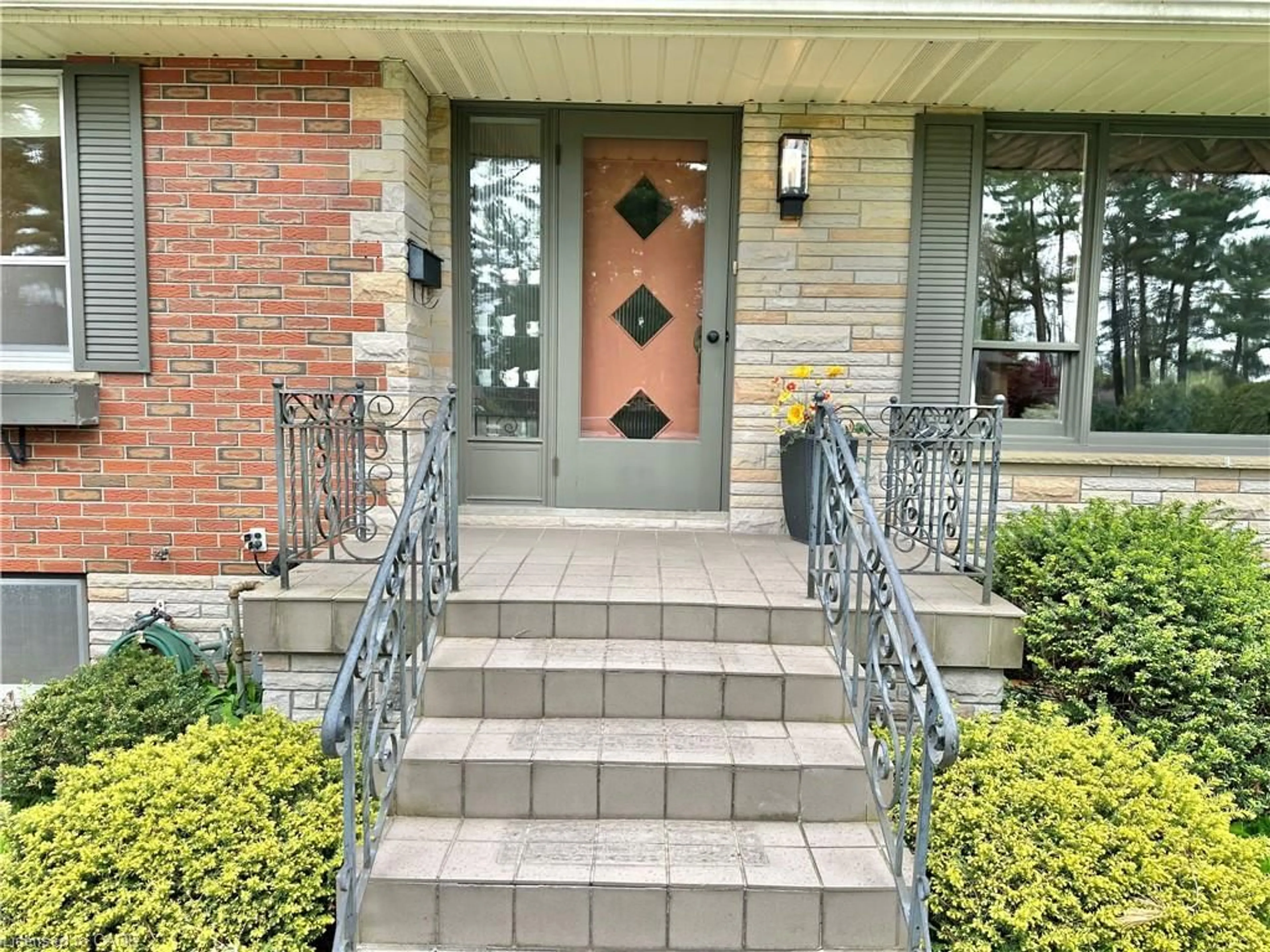 Indoor entryway for 60 Smith Ave, Delhi Ontario N4B 1B8