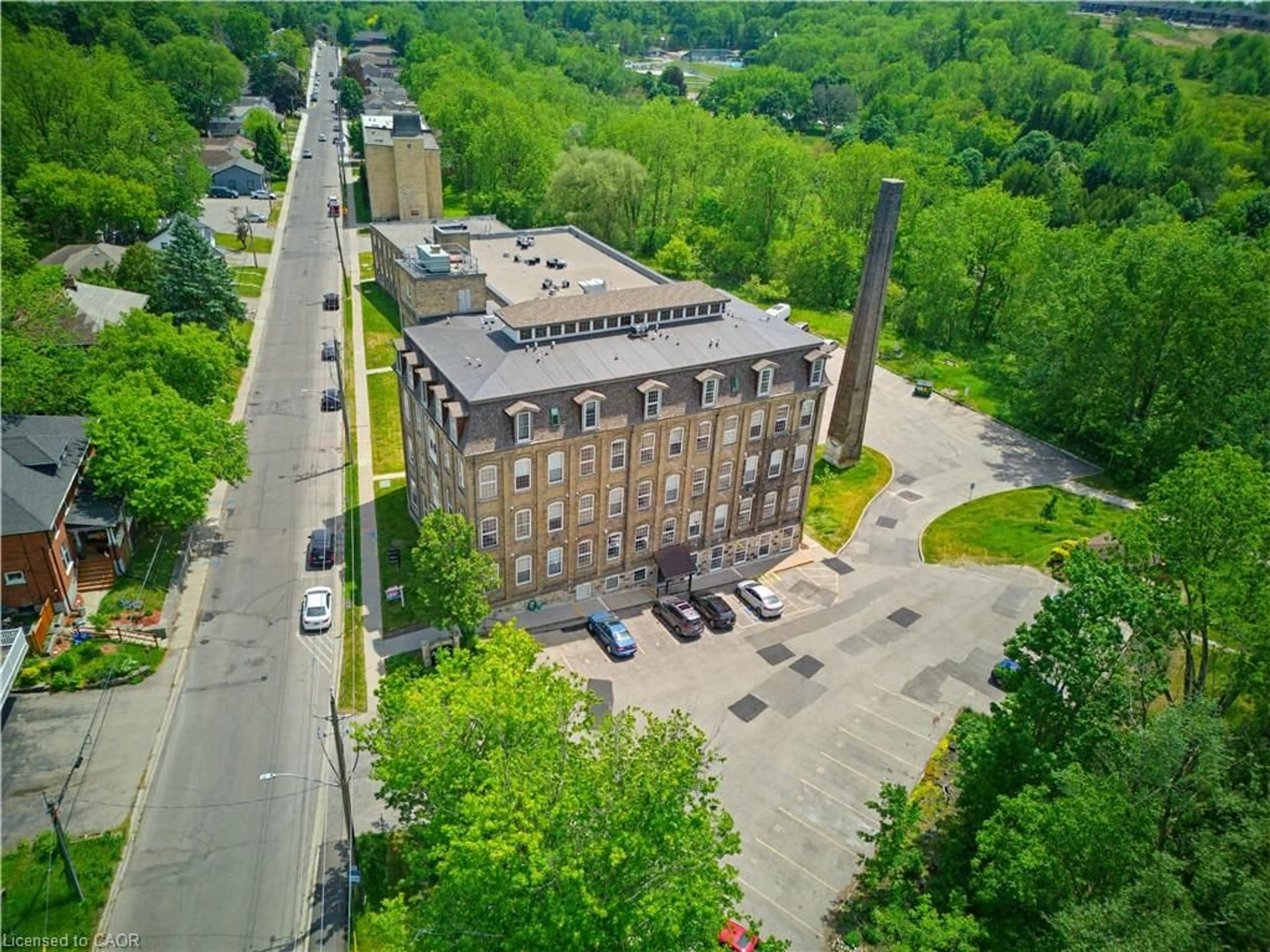 A pic from outside/outdoor area/front of a property/back of a property/a pic from drone, building for 140 West River St #301, Paris Ontario N3L 0B7