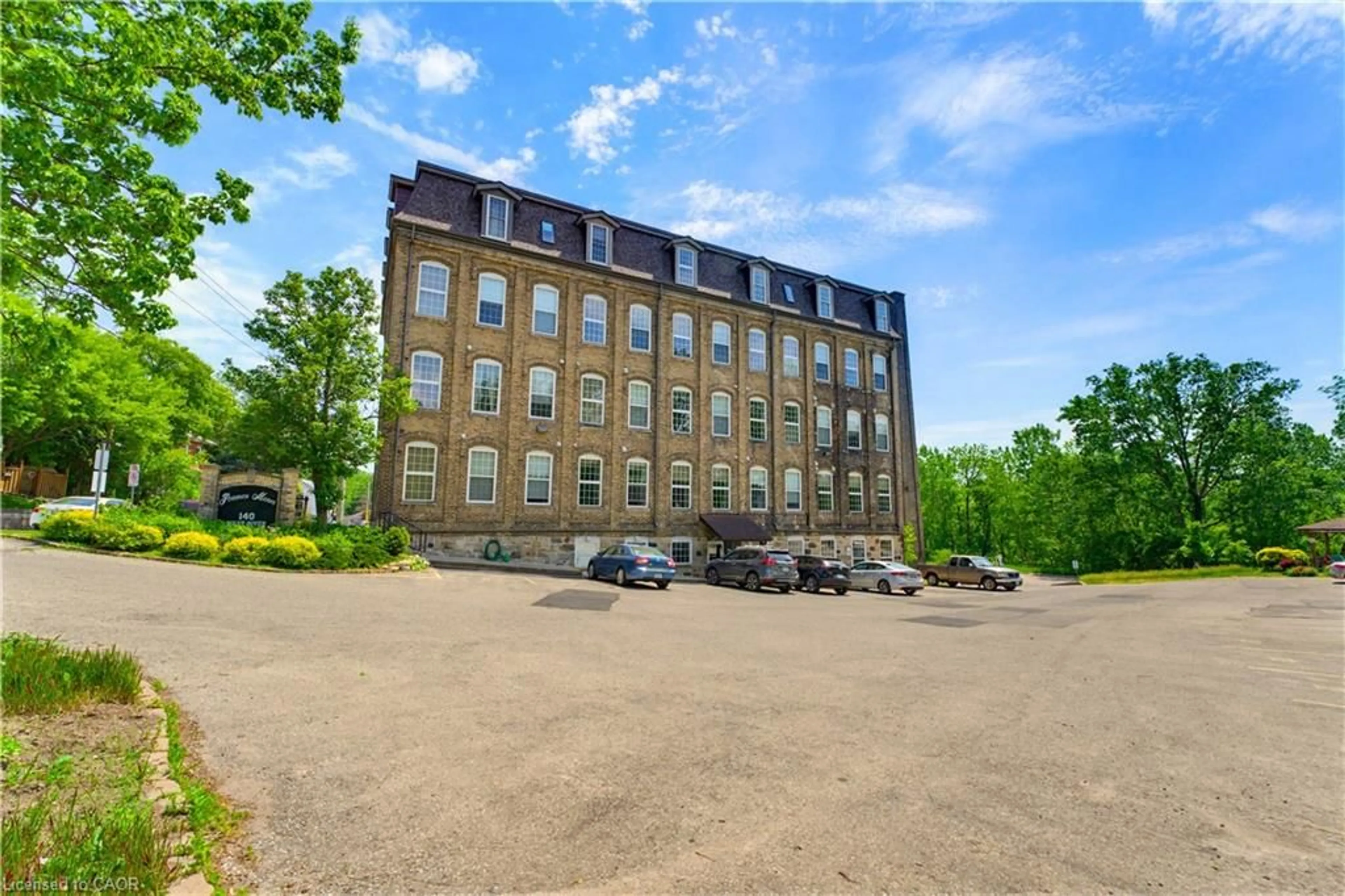A pic from outside/outdoor area/front of a property/back of a property/a pic from drone, building for 140 West River St #301, Paris Ontario N3L 0B7