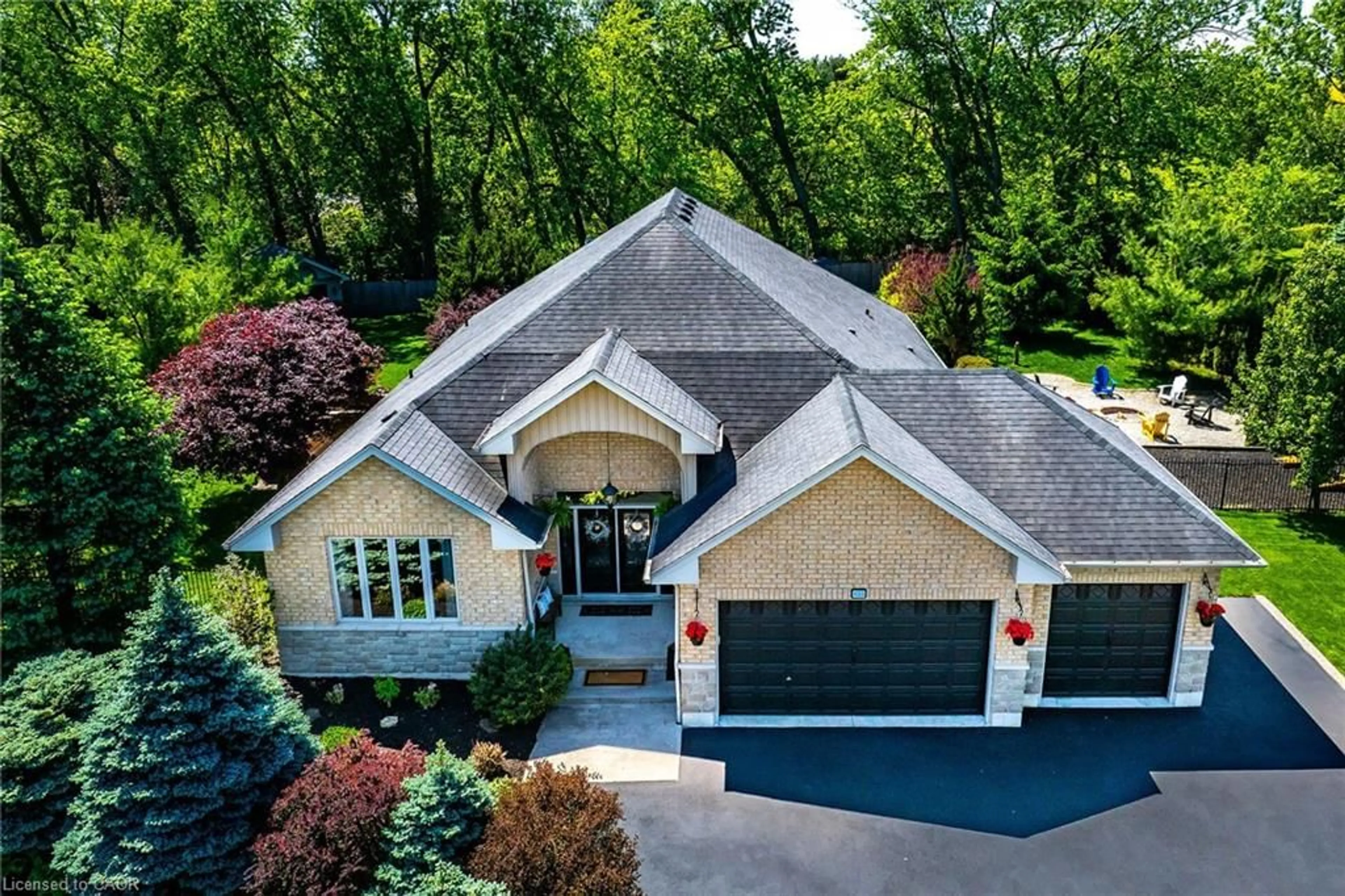 A pic from outside/outdoor area/front of a property/back of a property/a pic from drone, street for 5 Royal Troon Dr, Scotland Ontario N0E 1R0